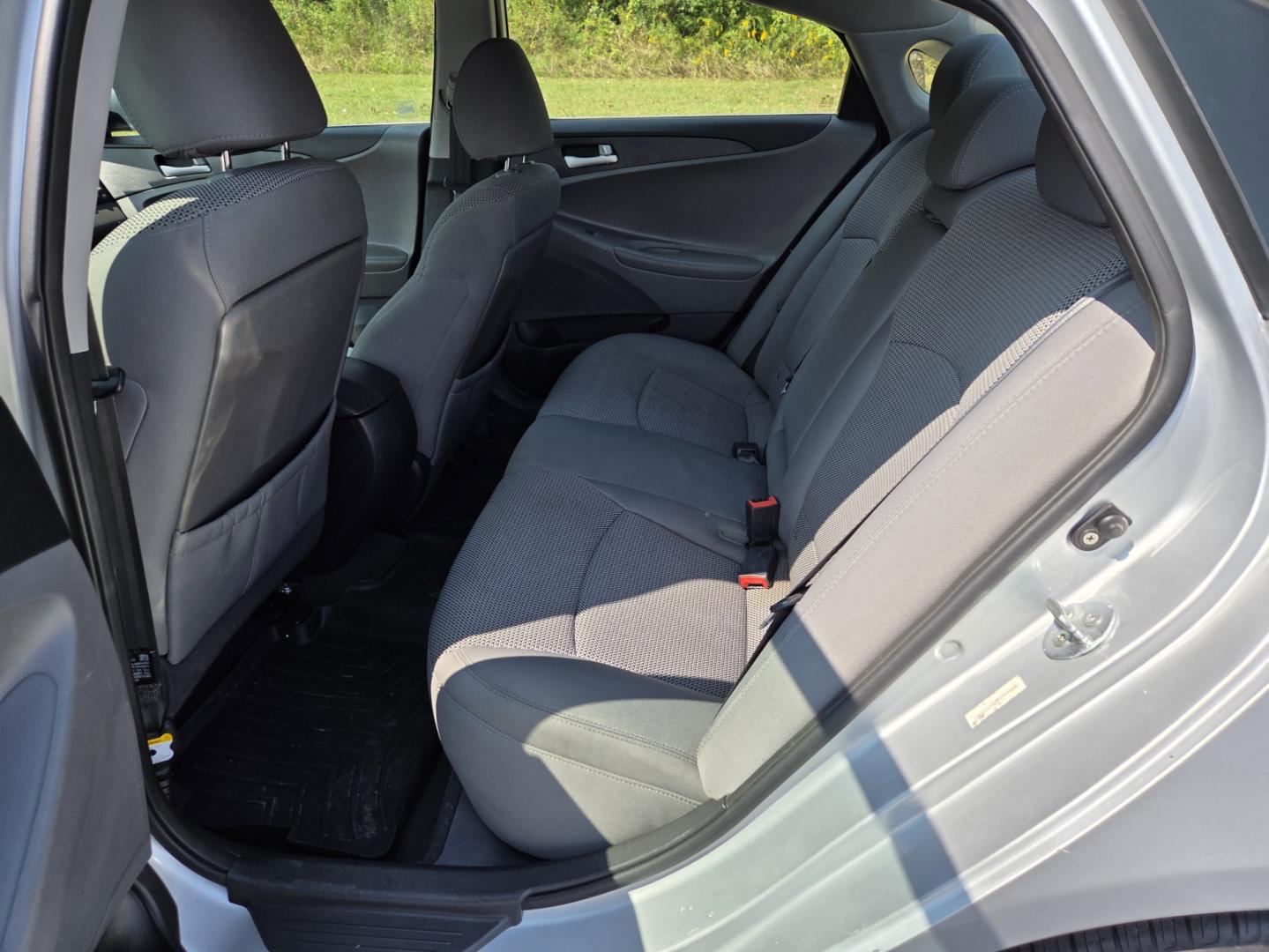 2011 SILVER /Gray Hyundai Sonata GLS Auto (5NPEB4ACXBH) with an 2.4L L4 DOHC 16V engine, 5-Speed Automatic transmission, located at 1221 Madison St., Shelbyville, TN, 37160, (931) 680-9439, 0.000000, 0.000000 - Photo#3