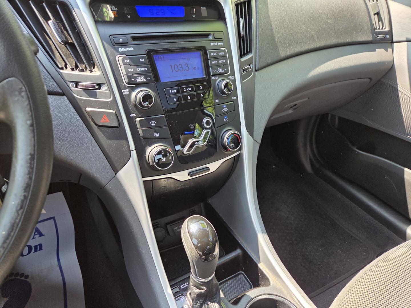 2011 SILVER /Gray Hyundai Sonata GLS Auto (5NPEB4ACXBH) with an 2.4L L4 DOHC 16V engine, 5-Speed Automatic transmission, located at 1221 Madison St., Shelbyville, TN, 37160, (931) 680-9439, 0.000000, 0.000000 - Photo#6