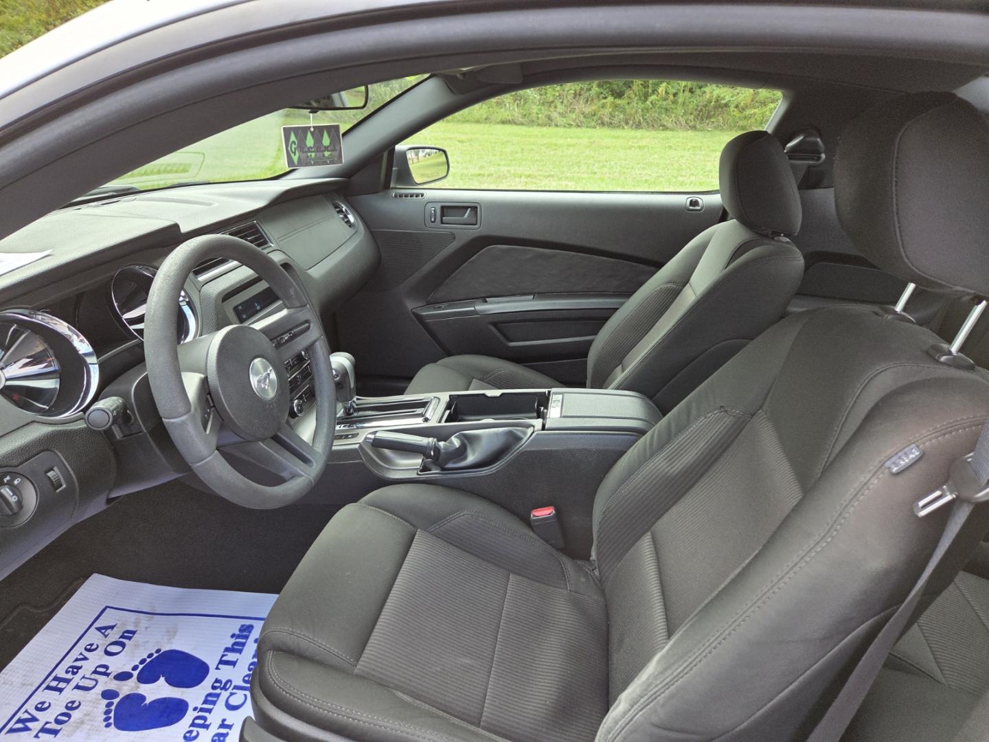 2010 SILVER /Black Ford Mustang V6 Coupe (1ZVBP8AN4A5) with an 4.0L V6 OHC 12V engine, located at 1221 Madison St., Shelbyville, TN, 37160, (931) 680-9439, 0.000000, 0.000000 - Photo#4