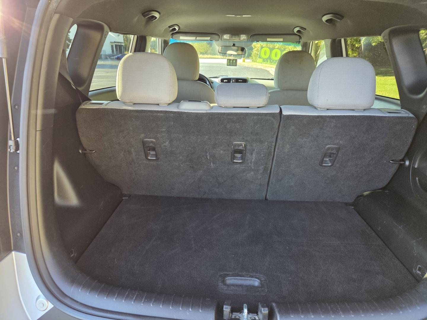 2016 SILVER /Gray Kia Soul Base 6A (KNDJN2A22G7) with an 1.6L L4 DOHC 16V engine, 6A transmission, located at 1221 Madison St., Shelbyville, TN, 37160, (931) 680-9439, 0.000000, 0.000000 - Photo#3