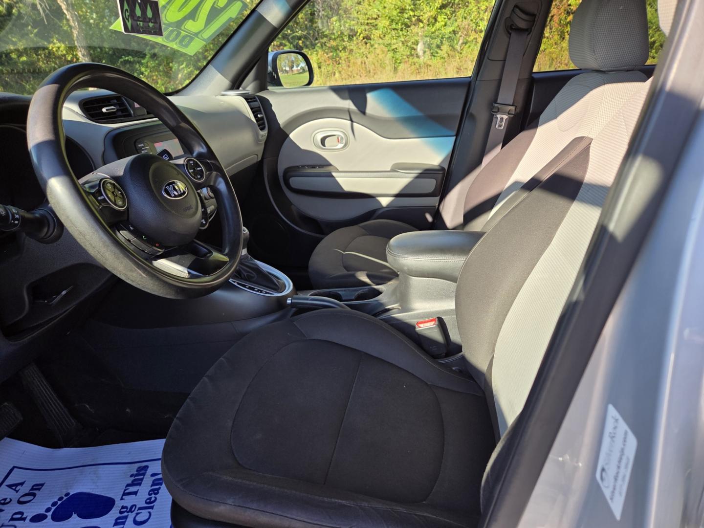 2016 SILVER /Gray Kia Soul Base 6A (KNDJN2A22G7) with an 1.6L L4 DOHC 16V engine, 6A transmission, located at 1221 Madison St., Shelbyville, TN, 37160, (931) 680-9439, 0.000000, 0.000000 - Photo#5