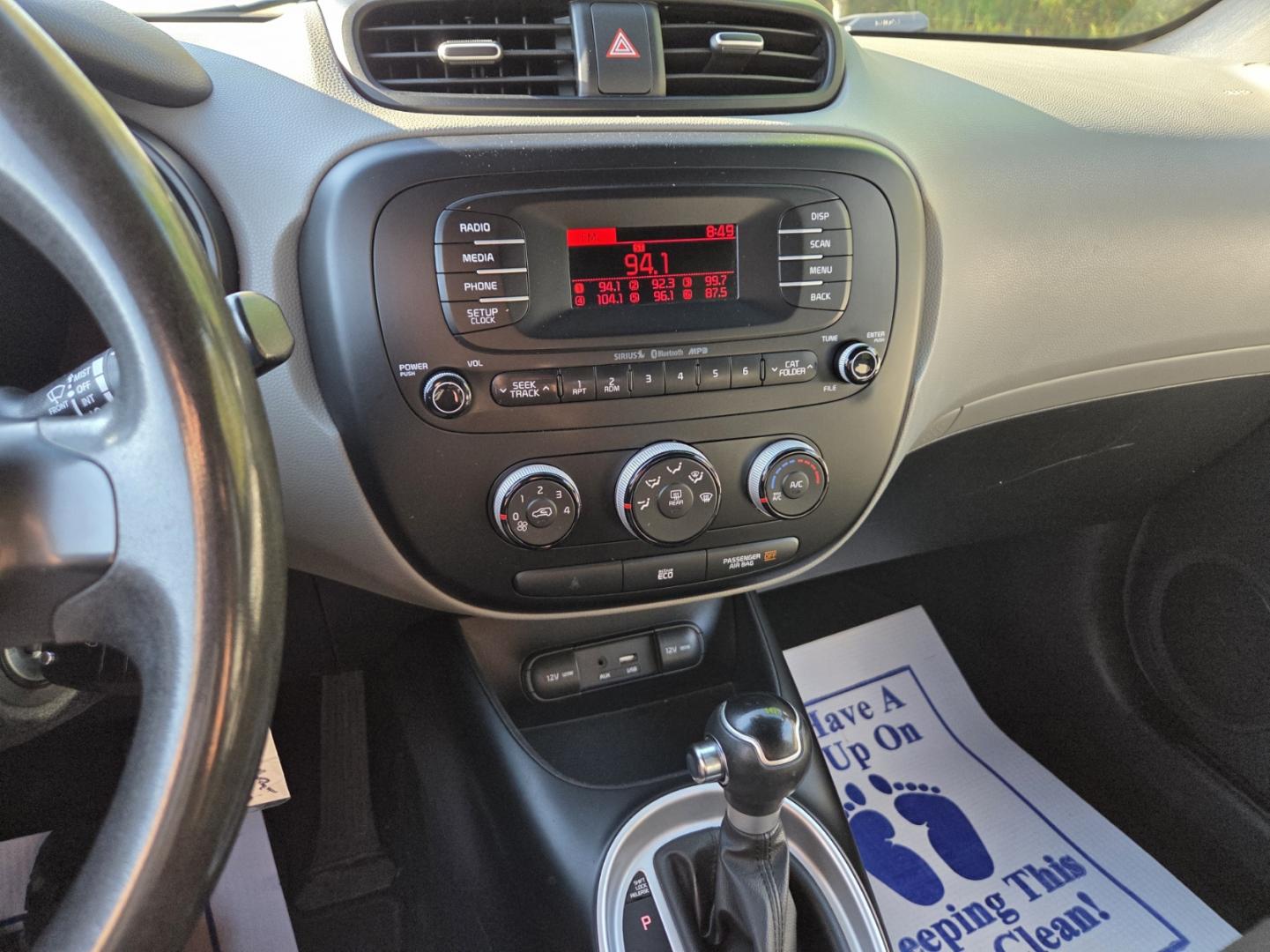 2016 SILVER /Gray Kia Soul Base 6A (KNDJN2A22G7) with an 1.6L L4 DOHC 16V engine, 6A transmission, located at 1221 Madison St., Shelbyville, TN, 37160, (931) 680-9439, 0.000000, 0.000000 - Photo#6