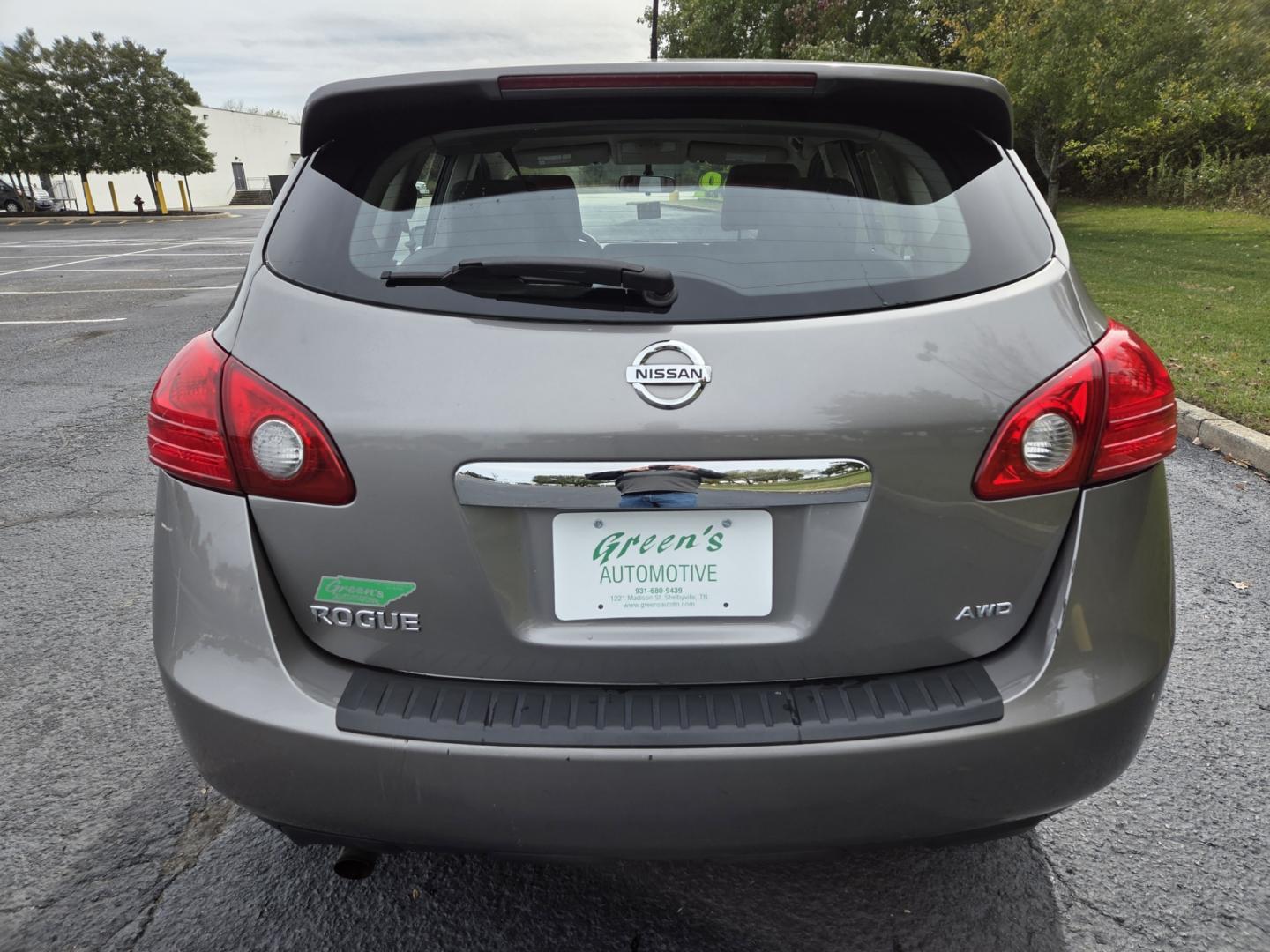 2011 SILVER /Gray Nissan Rogue S AWD (JN8AS5MV3BW) with an 2.5L L4 DOHC 16V engine, CVT transmission, located at 1221 Madison St., Shelbyville, TN, 37160, (931) 680-9439, 0.000000, 0.000000 - Photo#2