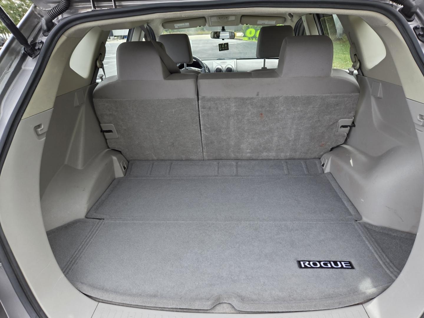 2011 SILVER /Gray Nissan Rogue S AWD (JN8AS5MV3BW) with an 2.5L L4 DOHC 16V engine, CVT transmission, located at 1221 Madison St., Shelbyville, TN, 37160, (931) 680-9439, 0.000000, 0.000000 - Photo#3