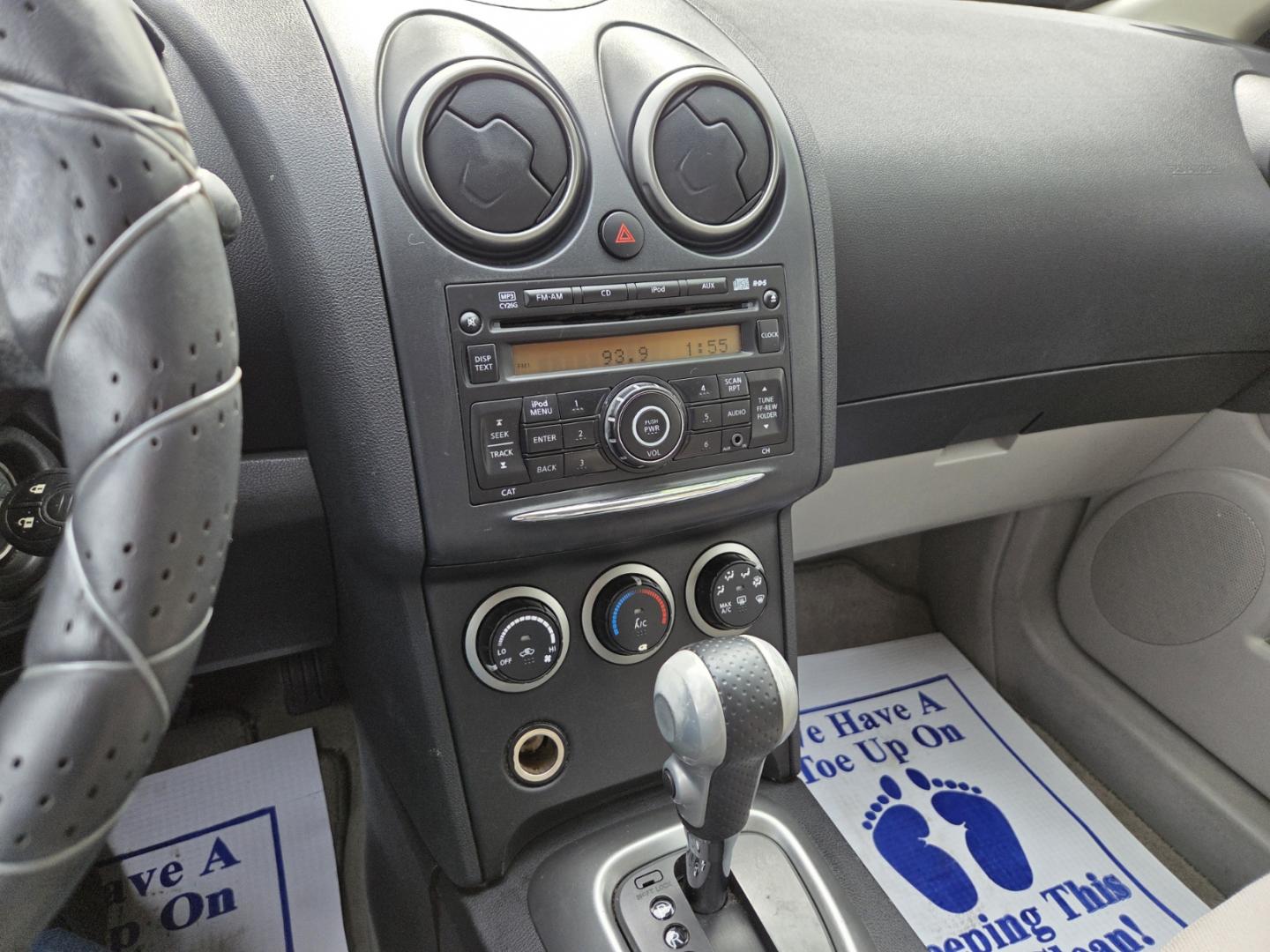 2011 SILVER /Gray Nissan Rogue S AWD (JN8AS5MV3BW) with an 2.5L L4 DOHC 16V engine, CVT transmission, located at 1221 Madison St., Shelbyville, TN, 37160, (931) 680-9439, 0.000000, 0.000000 - Photo#6