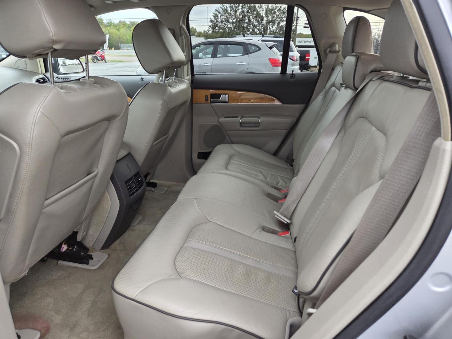 2014 SILVER /Gray Lincoln MKX AWD (2LMDJ8JK1EB) with an 3.7L V6 DOHC 24V engine, 6-Speed Automatic transmission, located at 1221 Madison St., Shelbyville, TN, 37160, (931) 680-9439, 0.000000, 0.000000 - Photo#4