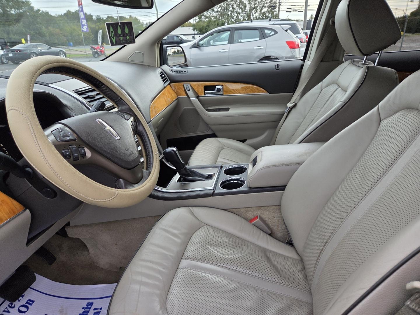 2014 SILVER /Gray Lincoln MKX AWD (2LMDJ8JK1EB) with an 3.7L V6 DOHC 24V engine, 6-Speed Automatic transmission, located at 1221 Madison St., Shelbyville, TN, 37160, (931) 680-9439, 0.000000, 0.000000 - Photo#5