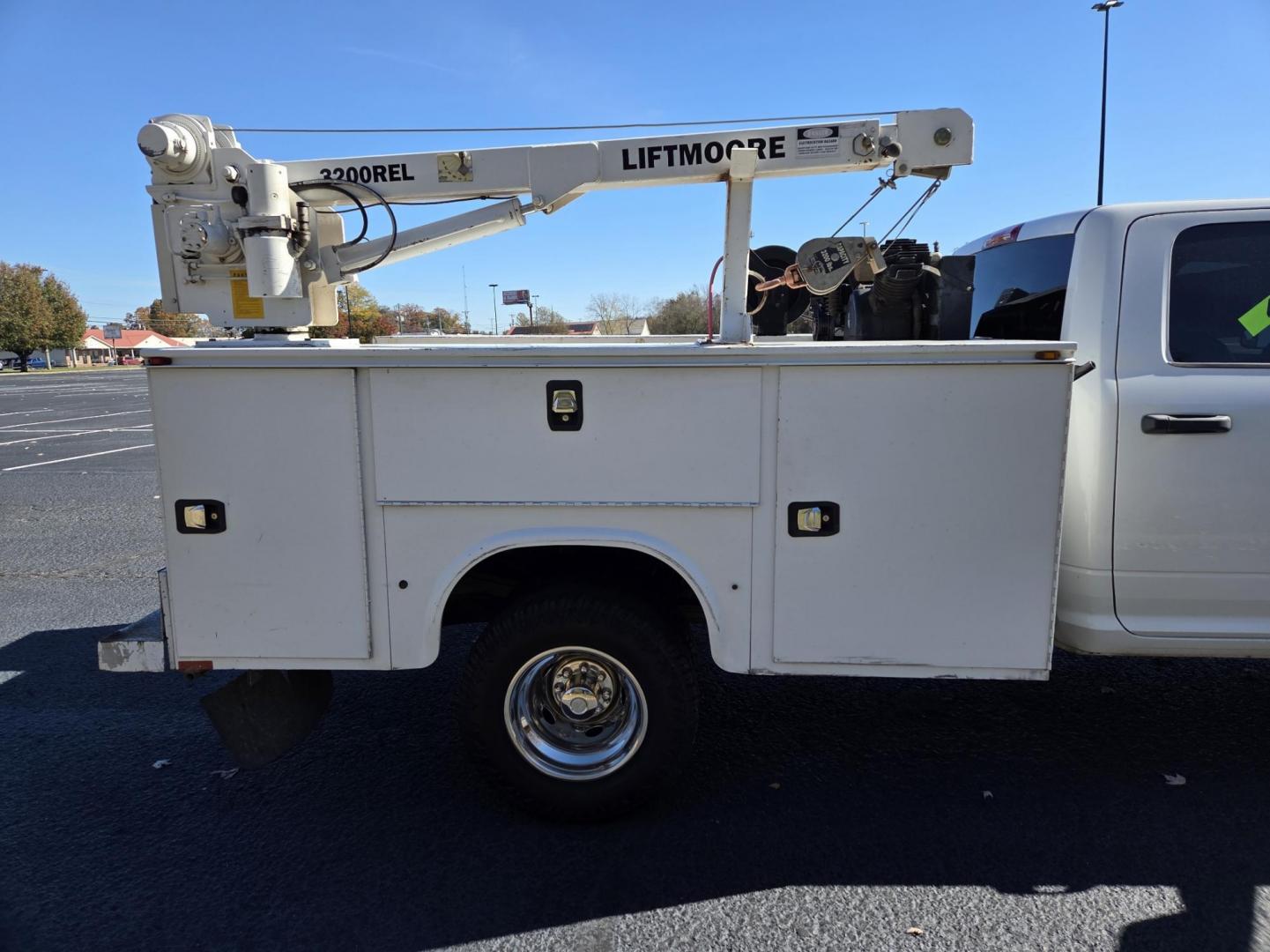 2015 WHITE /Gray RAM 3500 Crew Cab 4WD DRW (3C7WRTCL0FG) with an 6.7L L6 OHV 24V TURBO DIESEL engine, 6-Speed Automatic transmission, located at 1221 Madison St., Shelbyville, TN, 37160, (931) 680-9439, 0.000000, 0.000000 - Photo#2