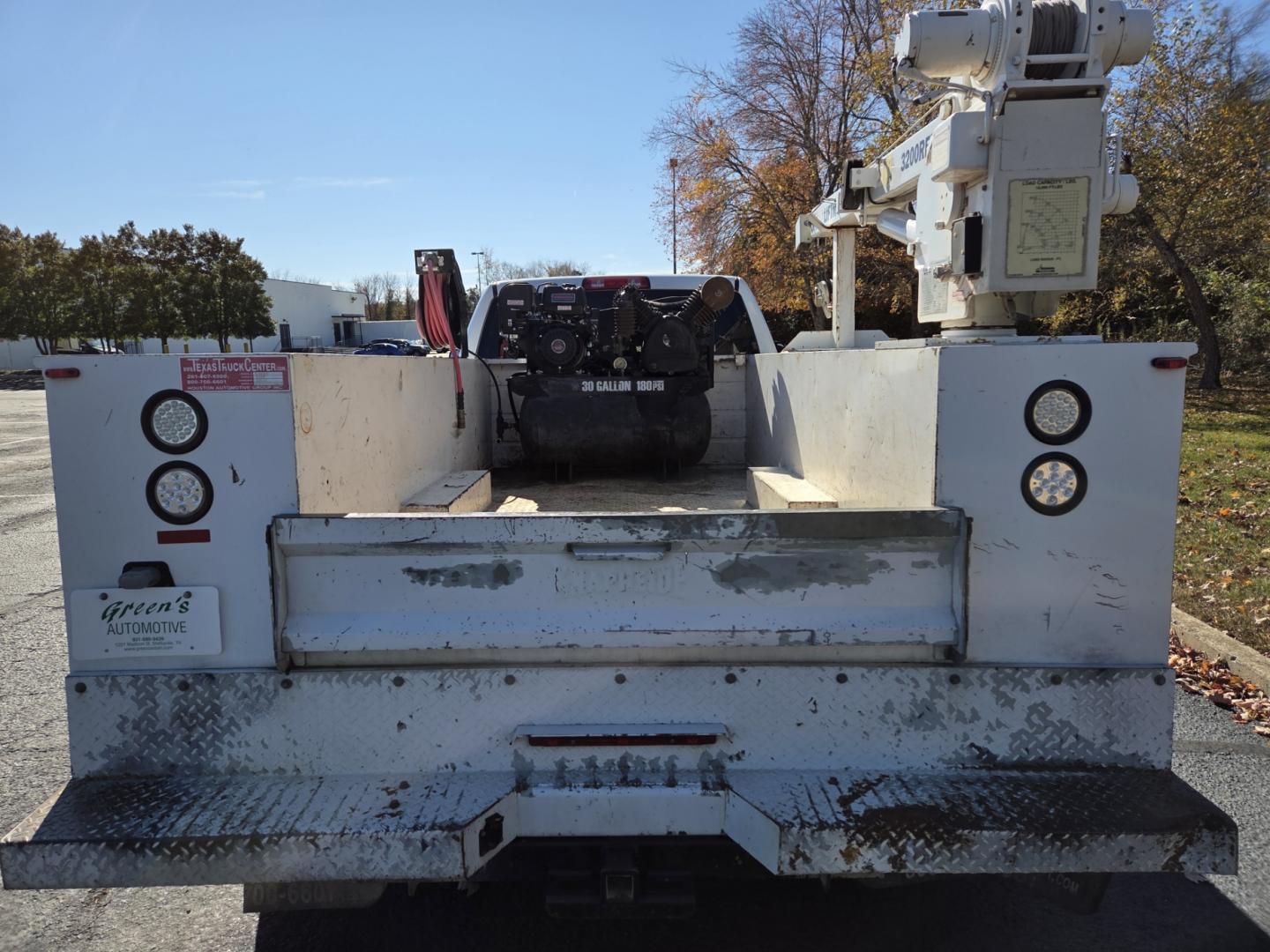 2015 WHITE /Gray RAM 3500 Crew Cab 4WD DRW (3C7WRTCL0FG) with an 6.7L L6 OHV 24V TURBO DIESEL engine, 6-Speed Automatic transmission, located at 1221 Madison St., Shelbyville, TN, 37160, (931) 680-9439, 0.000000, 0.000000 - Photo#3