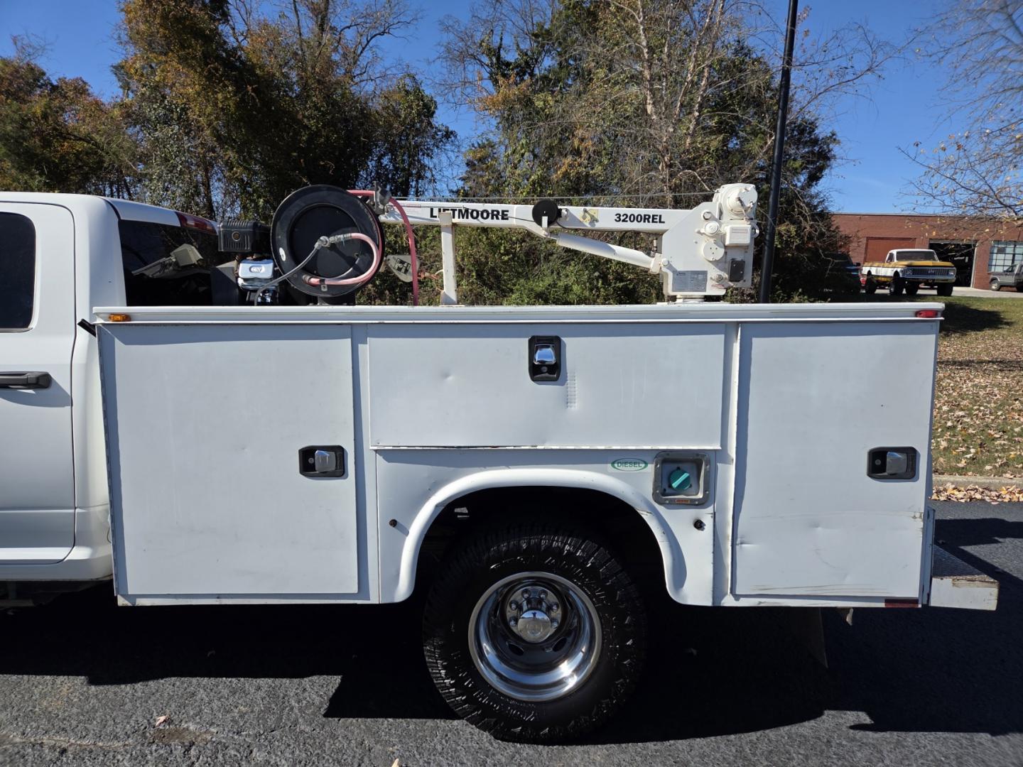 2015 WHITE /Gray RAM 3500 Crew Cab 4WD DRW (3C7WRTCL0FG) with an 6.7L L6 OHV 24V TURBO DIESEL engine, 6-Speed Automatic transmission, located at 1221 Madison St., Shelbyville, TN, 37160, (931) 680-9439, 0.000000, 0.000000 - Photo#4