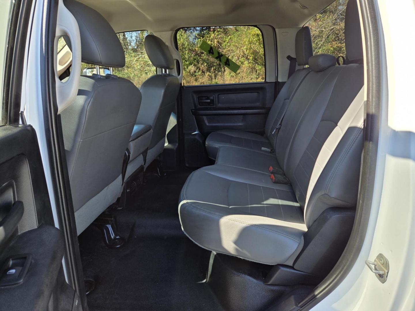 2015 WHITE /Gray RAM 3500 Crew Cab 4WD DRW (3C7WRTCL0FG) with an 6.7L L6 OHV 24V TURBO DIESEL engine, 6-Speed Automatic transmission, located at 1221 Madison St., Shelbyville, TN, 37160, (931) 680-9439, 0.000000, 0.000000 - Photo#5