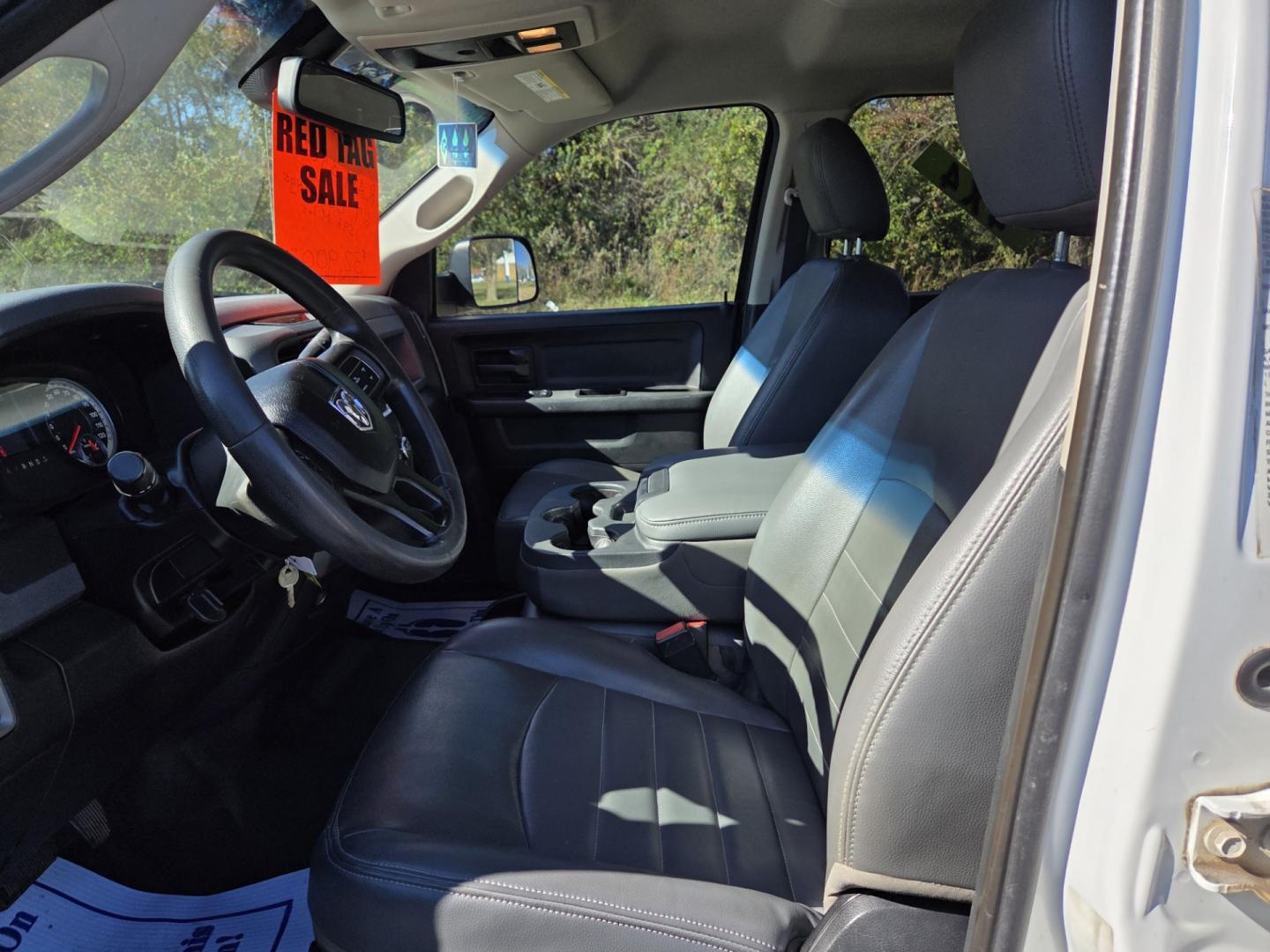 2015 WHITE /Gray RAM 3500 Crew Cab 4WD DRW (3C7WRTCL0FG) with an 6.7L L6 OHV 24V TURBO DIESEL engine, 6-Speed Automatic transmission, located at 1221 Madison St., Shelbyville, TN, 37160, (931) 680-9439, 0.000000, 0.000000 - Photo#6
