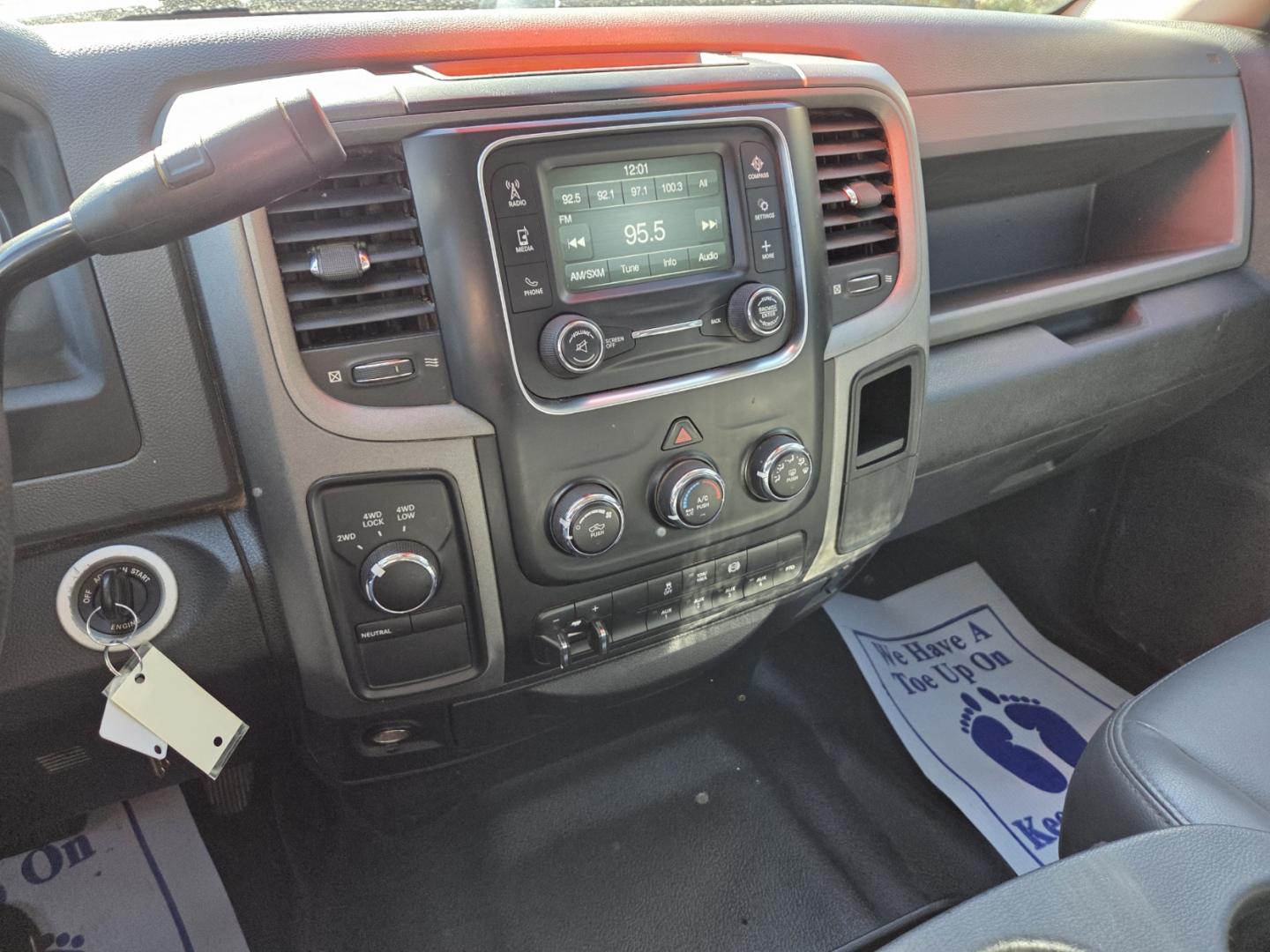 2015 WHITE /Gray RAM 3500 Crew Cab 4WD DRW (3C7WRTCL0FG) with an 6.7L L6 OHV 24V TURBO DIESEL engine, 6-Speed Automatic transmission, located at 1221 Madison St., Shelbyville, TN, 37160, (931) 680-9439, 0.000000, 0.000000 - Photo#7