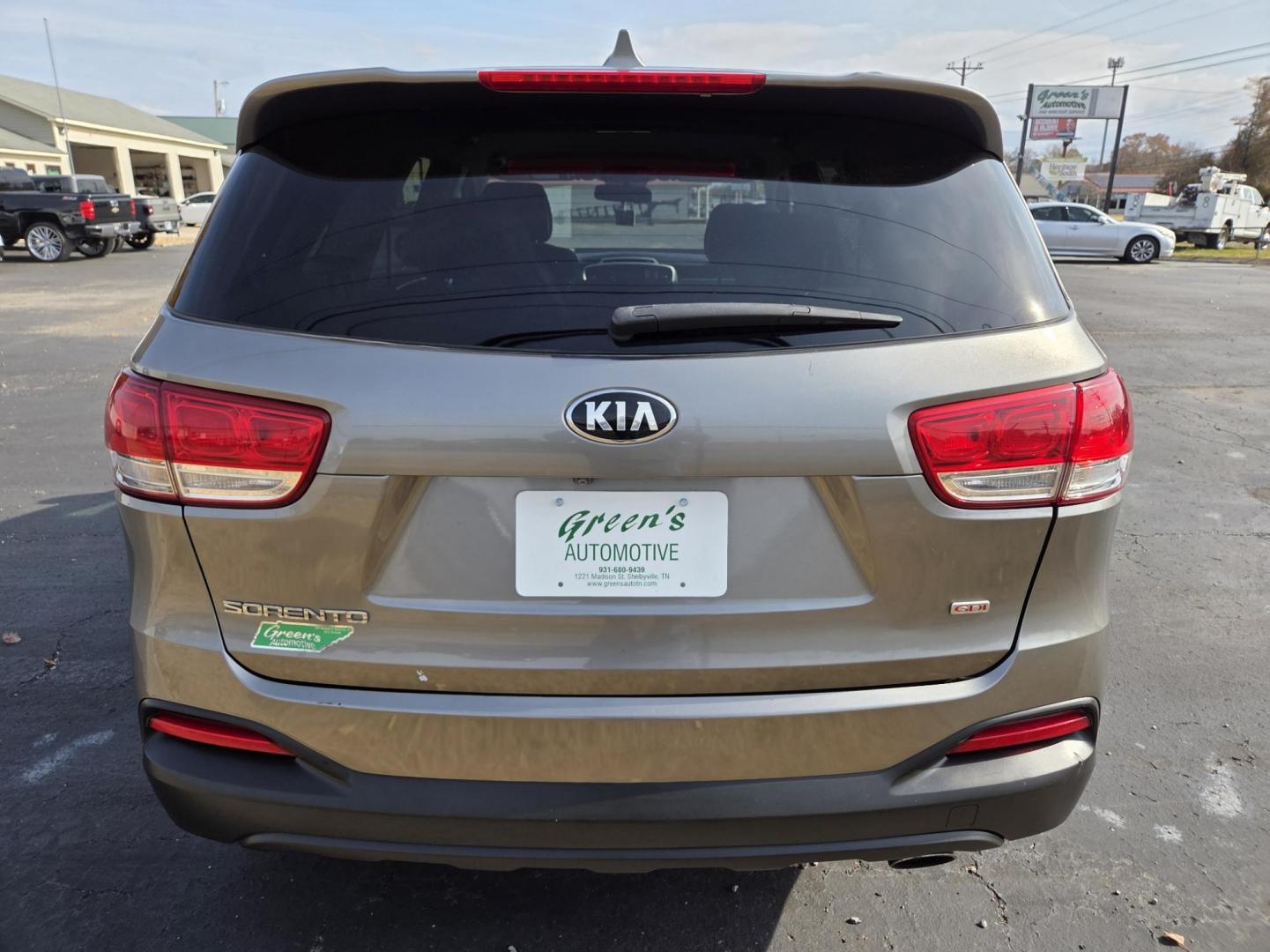 2016 Gray /Gray Kia Sorento LX 2WD (5XYPG4A34GG) with an 2.4L L4 DOHC 16V engine, 6-Speed Automatic transmission, located at 1221 Madison St., Shelbyville, TN, 37160, (931) 680-9439, 0.000000, 0.000000 - Photo#2