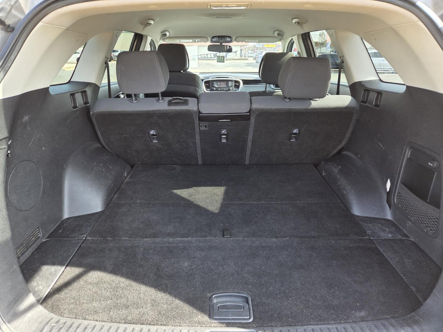 2016 Gray /Gray Kia Sorento LX 2WD (5XYPG4A34GG) with an 2.4L L4 DOHC 16V engine, 6-Speed Automatic transmission, located at 1221 Madison St., Shelbyville, TN, 37160, (931) 680-9439, 0.000000, 0.000000 - Photo#3