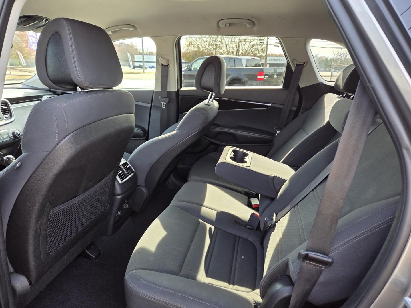 2016 Gray /Gray Kia Sorento LX 2WD (5XYPG4A34GG) with an 2.4L L4 DOHC 16V engine, 6-Speed Automatic transmission, located at 1221 Madison St., Shelbyville, TN, 37160, (931) 680-9439, 0.000000, 0.000000 - Photo#4