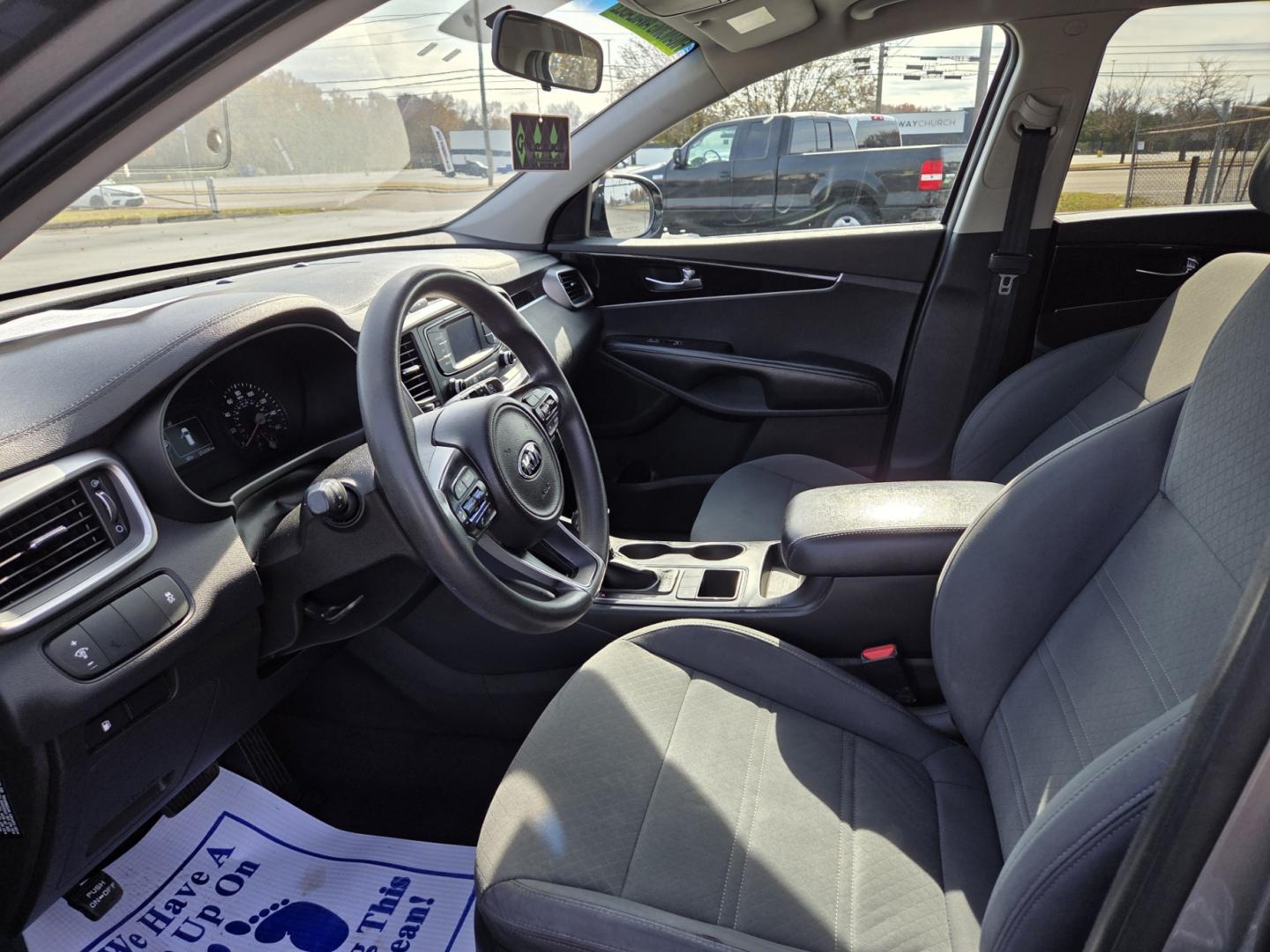 2016 Gray /Gray Kia Sorento LX 2WD (5XYPG4A34GG) with an 2.4L L4 DOHC 16V engine, 6-Speed Automatic transmission, located at 1221 Madison St., Shelbyville, TN, 37160, (931) 680-9439, 0.000000, 0.000000 - Photo#5