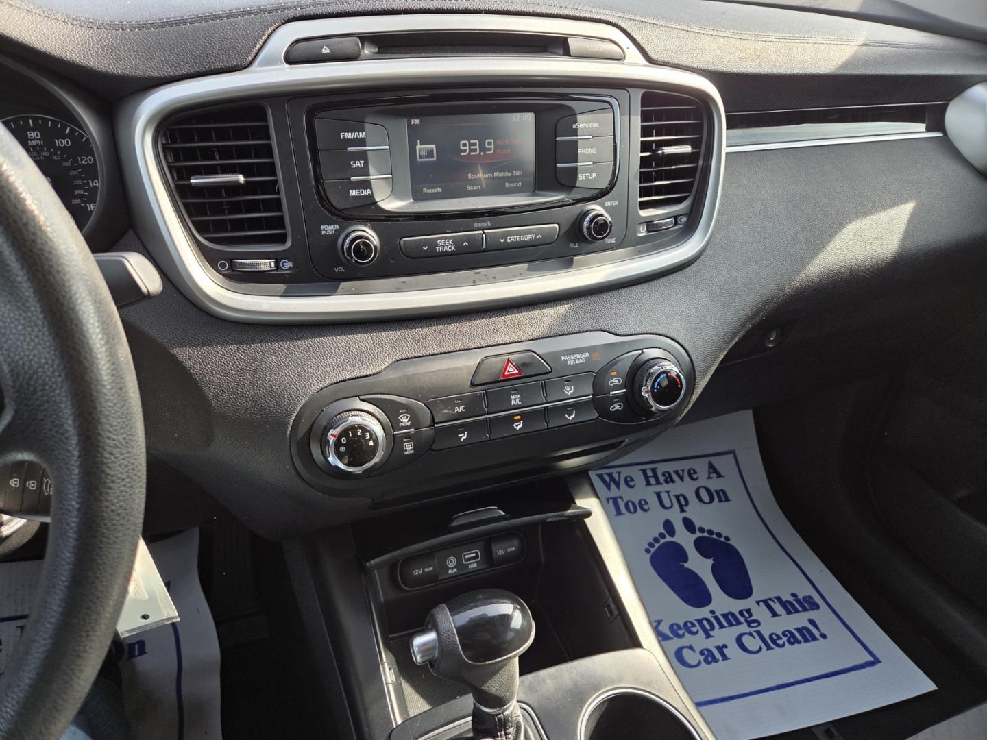 2016 Gray /Gray Kia Sorento LX 2WD (5XYPG4A34GG) with an 2.4L L4 DOHC 16V engine, 6-Speed Automatic transmission, located at 1221 Madison St., Shelbyville, TN, 37160, (931) 680-9439, 0.000000, 0.000000 - Photo#6