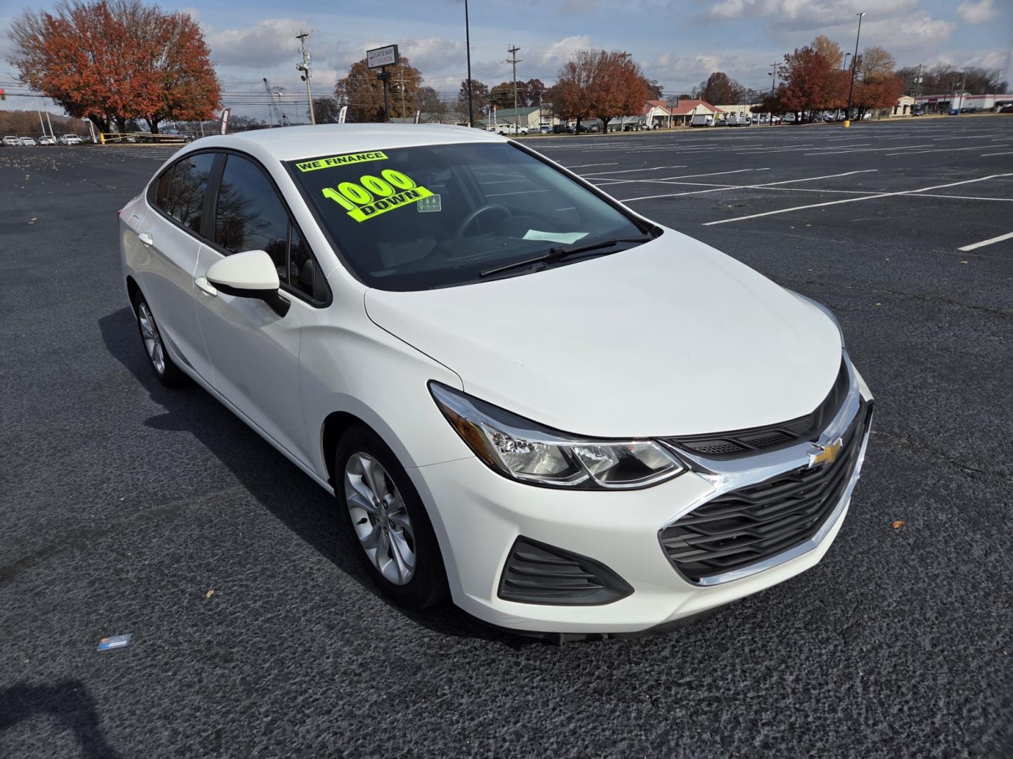 2019 WHITE /Gray Chevrolet Cruze LS Auto (1G1BC5SM3K7) with an 1.4L L4 DOHC 16V engine, 6A transmission, located at 1221 Madison St., Shelbyville, TN, 37160, (931) 680-9439, 0.000000, 0.000000 - Photo#1