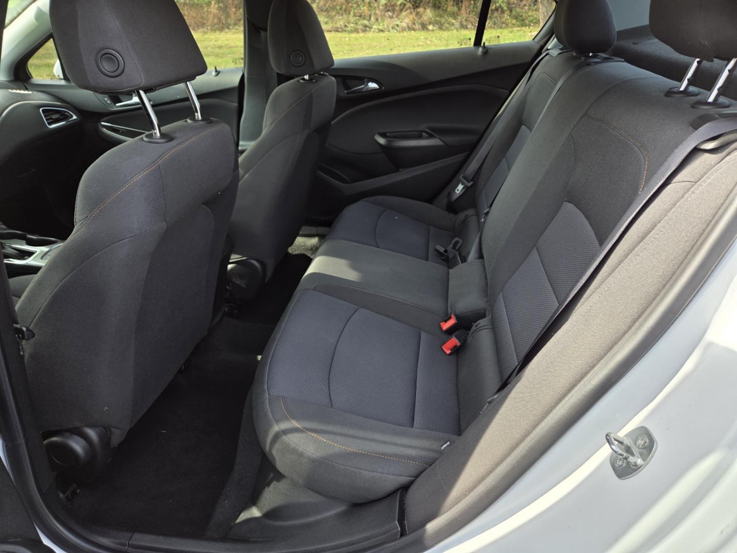 2019 WHITE /Gray Chevrolet Cruze LS Auto (1G1BC5SM3K7) with an 1.4L L4 DOHC 16V engine, 6A transmission, located at 1221 Madison St., Shelbyville, TN, 37160, (931) 680-9439, 0.000000, 0.000000 - Photo#4