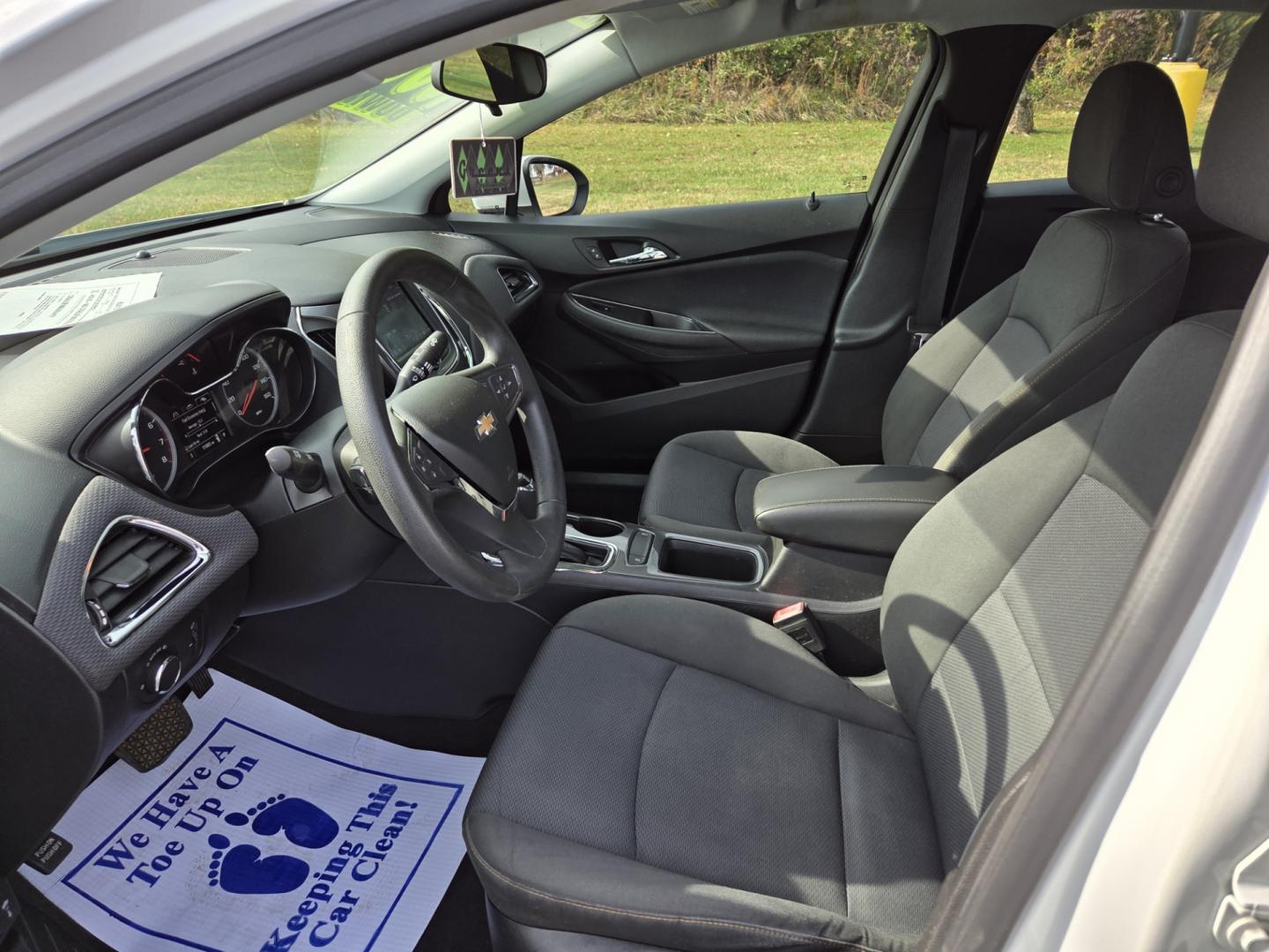 2019 WHITE /Gray Chevrolet Cruze LS Auto (1G1BC5SM3K7) with an 1.4L L4 DOHC 16V engine, 6A transmission, located at 1221 Madison St., Shelbyville, TN, 37160, (931) 680-9439, 0.000000, 0.000000 - Photo#5
