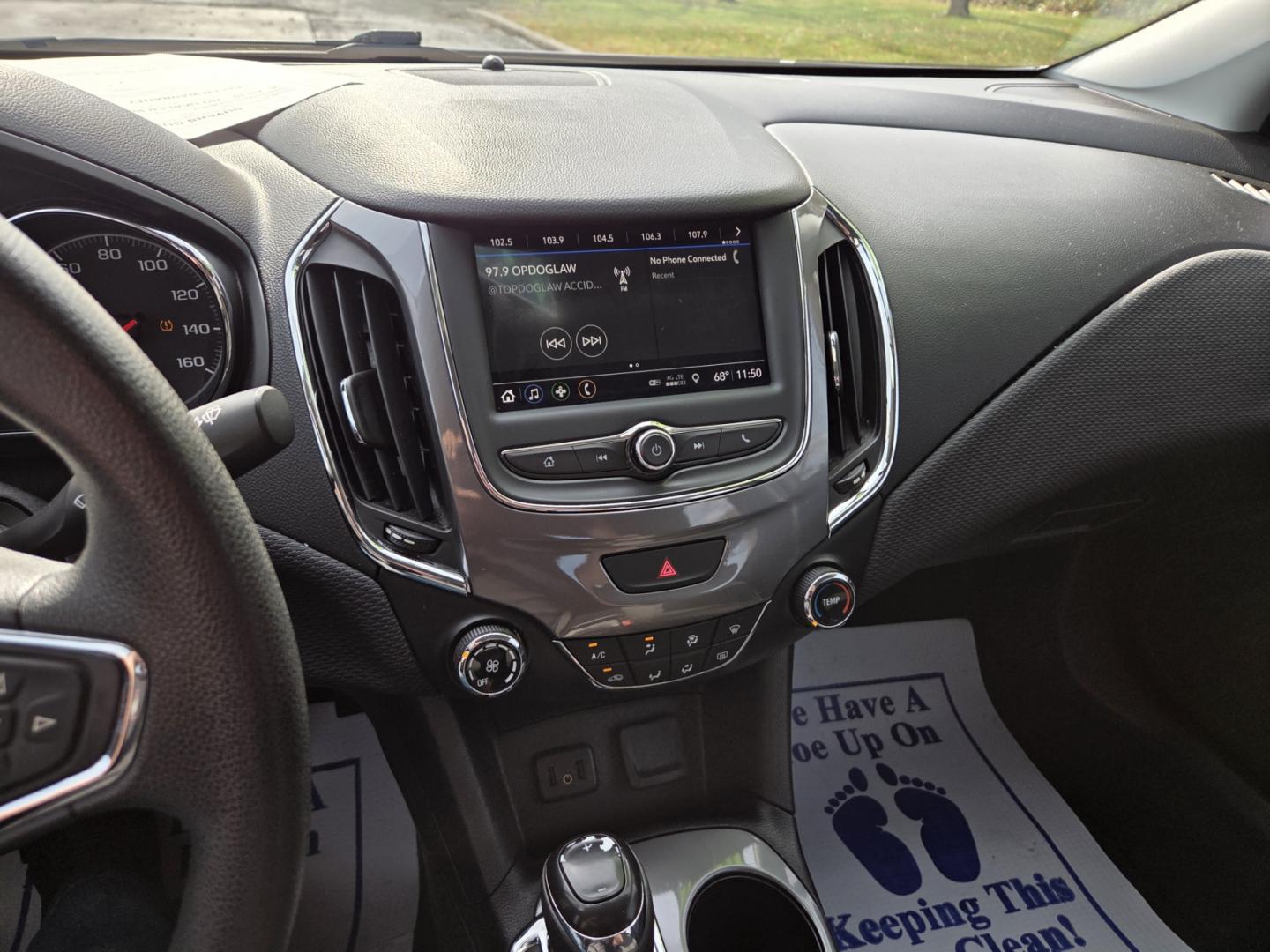 2019 WHITE /Gray Chevrolet Cruze LS Auto (1G1BC5SM3K7) with an 1.4L L4 DOHC 16V engine, 6A transmission, located at 1221 Madison St., Shelbyville, TN, 37160, (931) 680-9439, 0.000000, 0.000000 - Photo#6