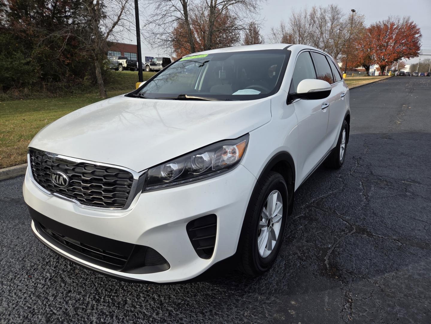2019 WHITE /Gray Kia Sorento L 2WD (5XYPG4A34KG) with an 2.4L L4 DOHC 16V engine, 6A transmission, located at 1221 Madison St., Shelbyville, TN, 37160, (931) 680-9439, 0.000000, 0.000000 - Photo#0
