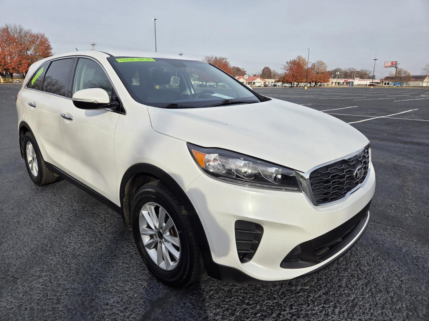 2019 WHITE /Gray Kia Sorento L 2WD (5XYPG4A34KG) with an 2.4L L4 DOHC 16V engine, 6A transmission, located at 1221 Madison St., Shelbyville, TN, 37160, (931) 680-9439, 0.000000, 0.000000 - Photo#1