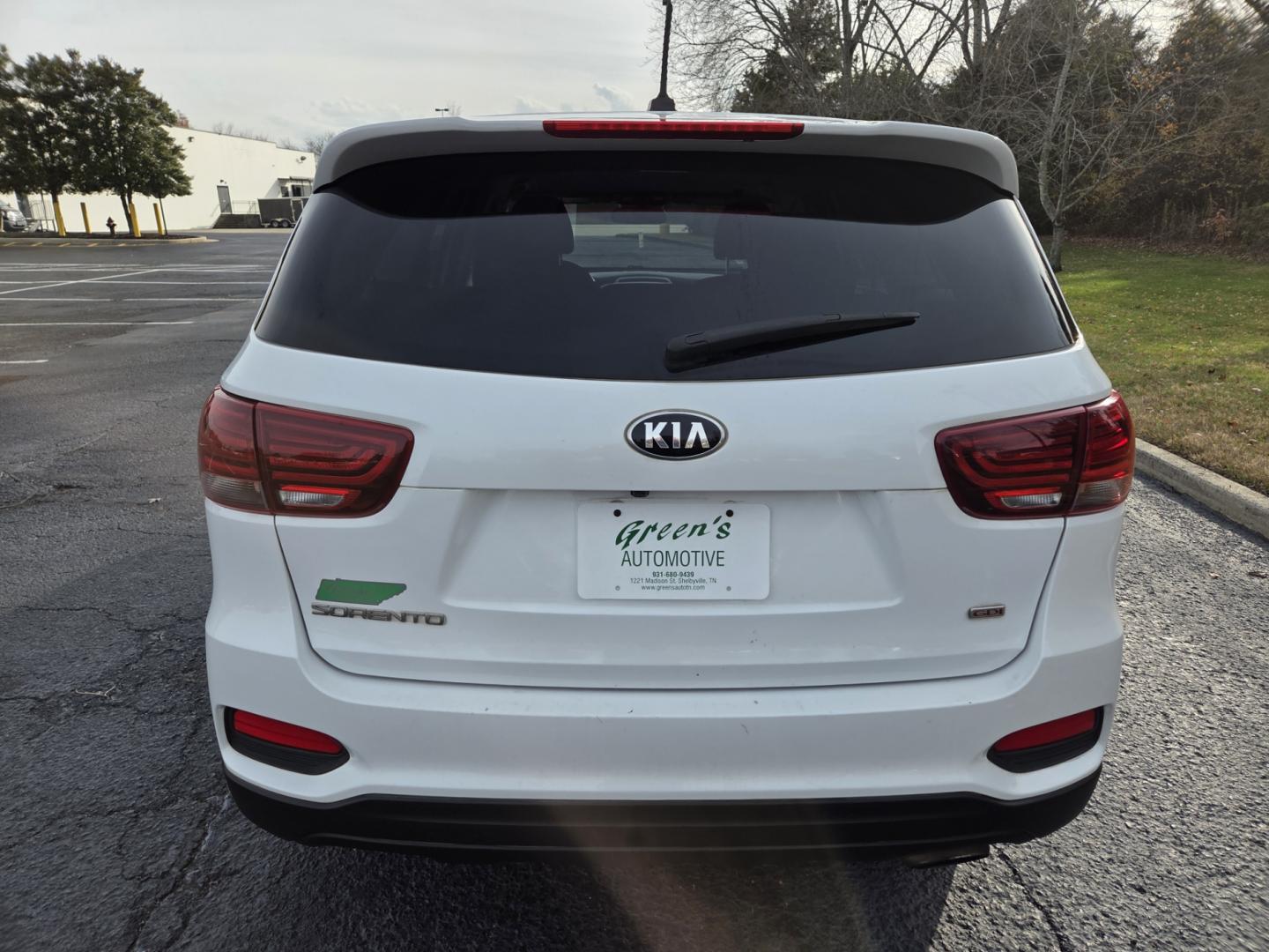 2019 WHITE /Gray Kia Sorento L 2WD (5XYPG4A34KG) with an 2.4L L4 DOHC 16V engine, 6A transmission, located at 1221 Madison St., Shelbyville, TN, 37160, (931) 680-9439, 0.000000, 0.000000 - Photo#2