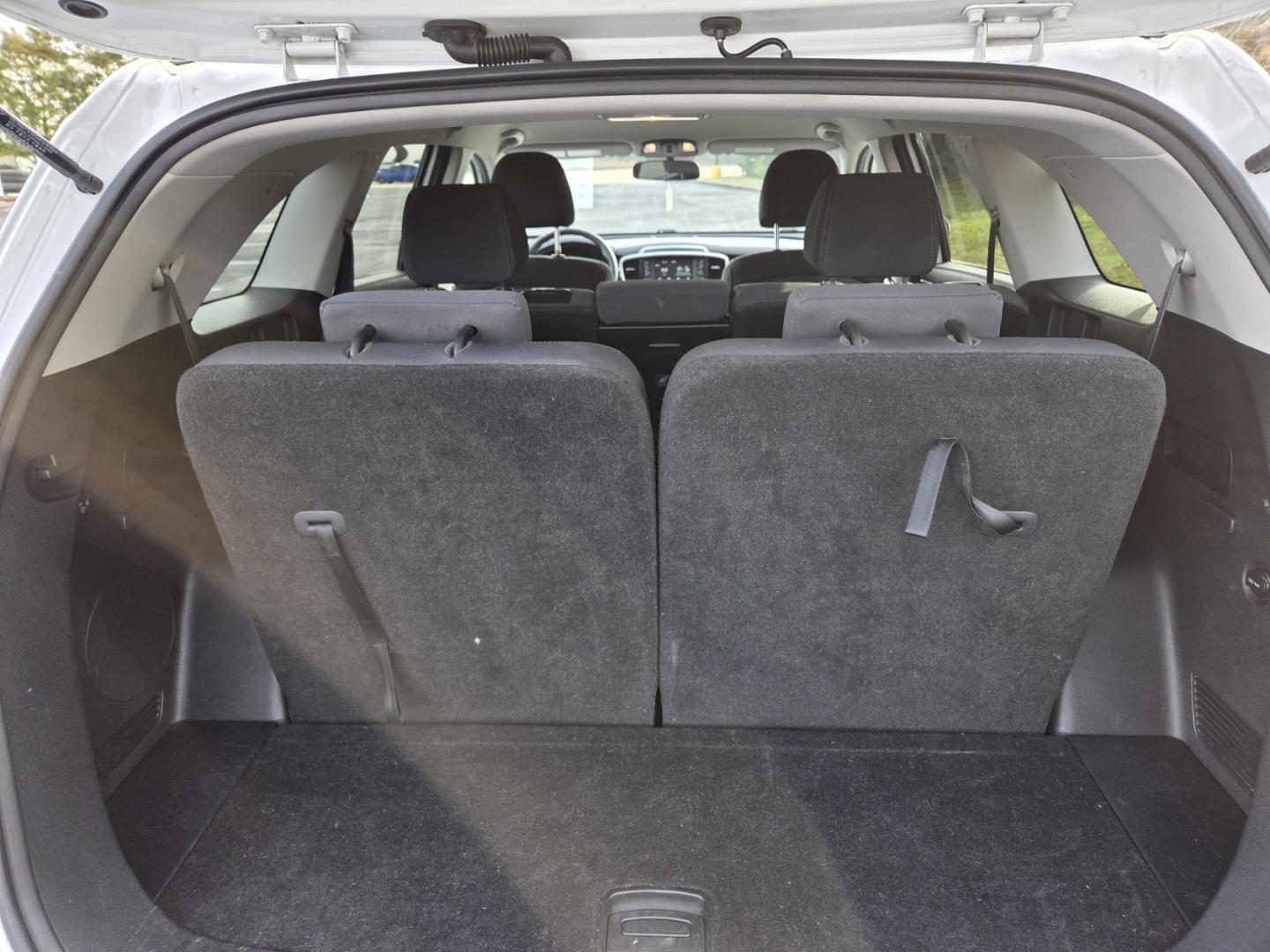 2019 WHITE /Gray Kia Sorento L 2WD (5XYPG4A34KG) with an 2.4L L4 DOHC 16V engine, 6A transmission, located at 1221 Madison St., Shelbyville, TN, 37160, (931) 680-9439, 0.000000, 0.000000 - Photo#3