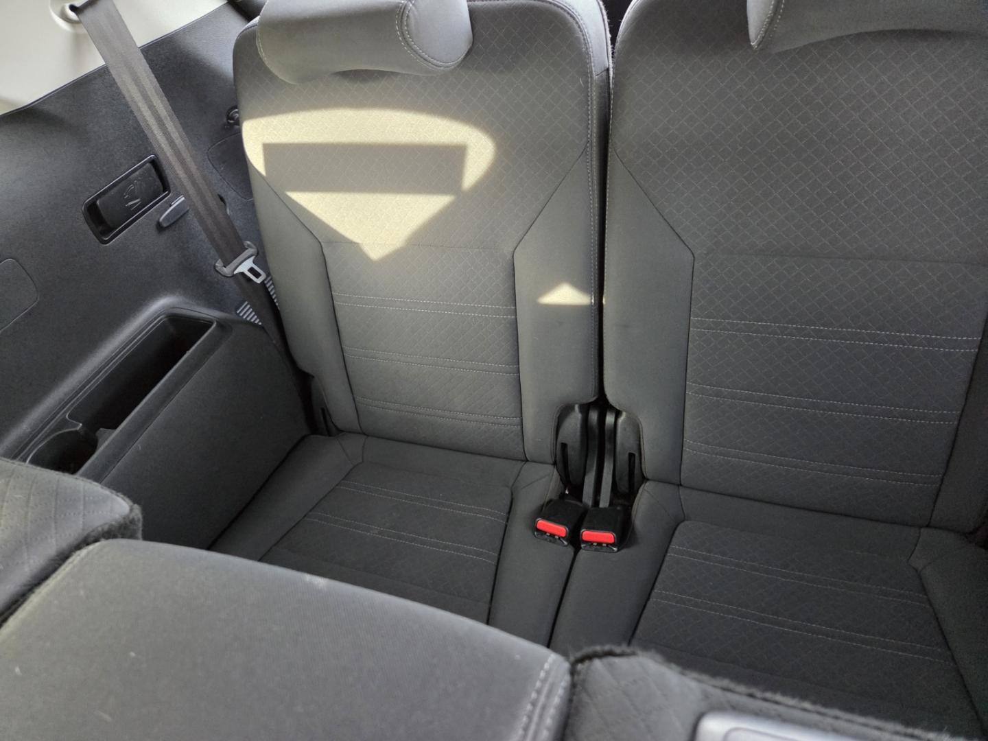 2019 WHITE /Gray Kia Sorento L 2WD (5XYPG4A34KG) with an 2.4L L4 DOHC 16V engine, 6A transmission, located at 1221 Madison St., Shelbyville, TN, 37160, (931) 680-9439, 0.000000, 0.000000 - Photo#4