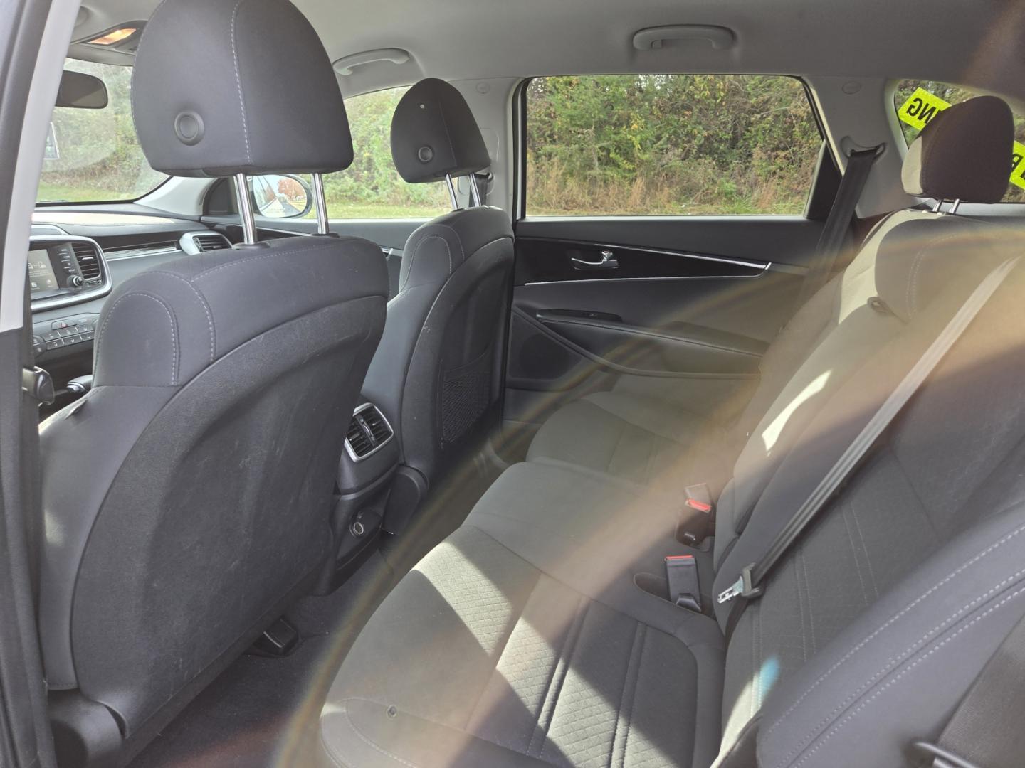 2019 WHITE /Gray Kia Sorento L 2WD (5XYPG4A34KG) with an 2.4L L4 DOHC 16V engine, 6A transmission, located at 1221 Madison St., Shelbyville, TN, 37160, (931) 680-9439, 0.000000, 0.000000 - Photo#5