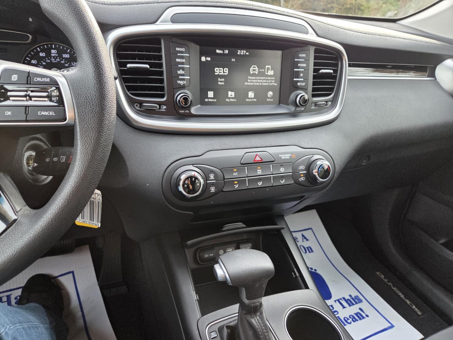 2019 WHITE /Gray Kia Sorento L 2WD (5XYPG4A34KG) with an 2.4L L4 DOHC 16V engine, 6A transmission, located at 1221 Madison St., Shelbyville, TN, 37160, (931) 680-9439, 0.000000, 0.000000 - Photo#7