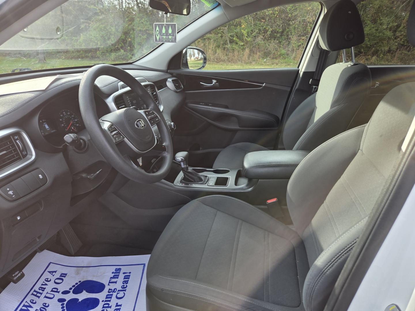2019 WHITE /Gray Kia Sorento L 2WD (5XYPG4A34KG) with an 2.4L L4 DOHC 16V engine, 6A transmission, located at 1221 Madison St., Shelbyville, TN, 37160, (931) 680-9439, 0.000000, 0.000000 - Photo#6