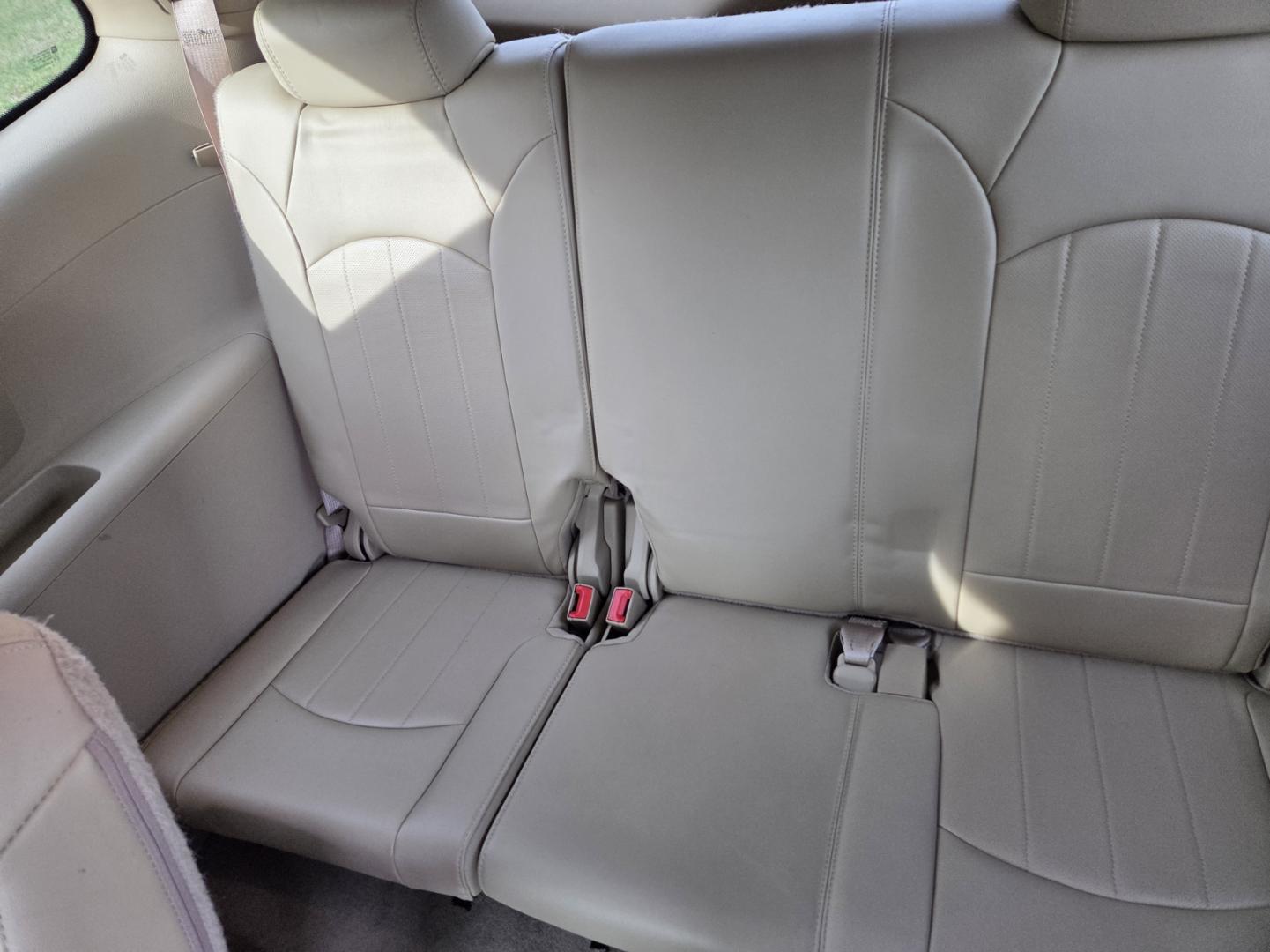 2011 WHITE /Beige Buick Enclave CXL-2 FWD (5GAKRCED5BJ) with an 3.6L V6 DOHC 24V engine, 6-Speed Automatic Overdrive transmission, located at 1221 Madison St., Shelbyville, TN, 37160, (931) 680-9439, 0.000000, 0.000000 - Photo#4