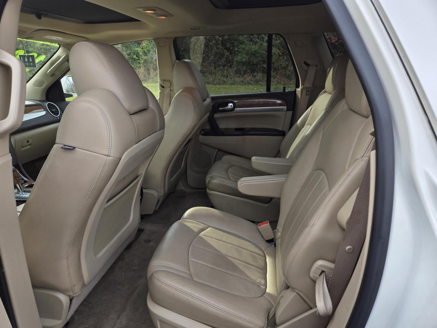 2011 WHITE /Beige Buick Enclave CXL-2 FWD (5GAKRCED5BJ) with an 3.6L V6 DOHC 24V engine, 6-Speed Automatic Overdrive transmission, located at 1221 Madison St., Shelbyville, TN, 37160, (931) 680-9439, 0.000000, 0.000000 - Photo#6