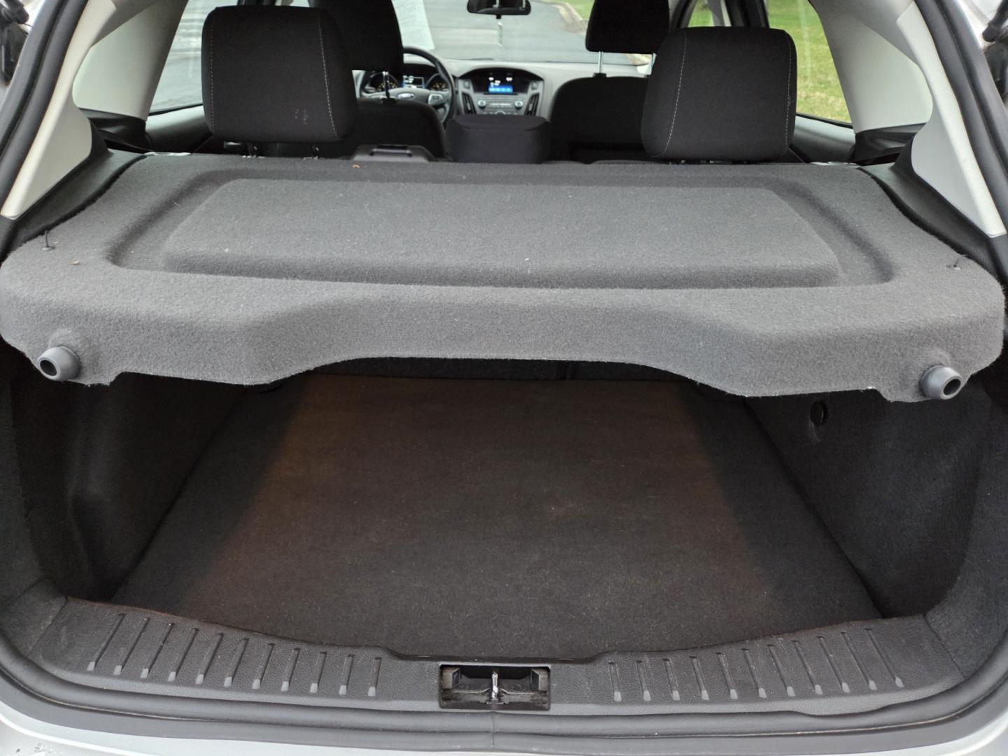 2016 SILVER /Black Ford Focus SE Hatch (1FADP3K26GL) with an 2.0L L4 DOHC 16V engine, located at 1221 Madison St., Shelbyville, TN, 37160, (931) 680-9439, 0.000000, 0.000000 - Photo#3