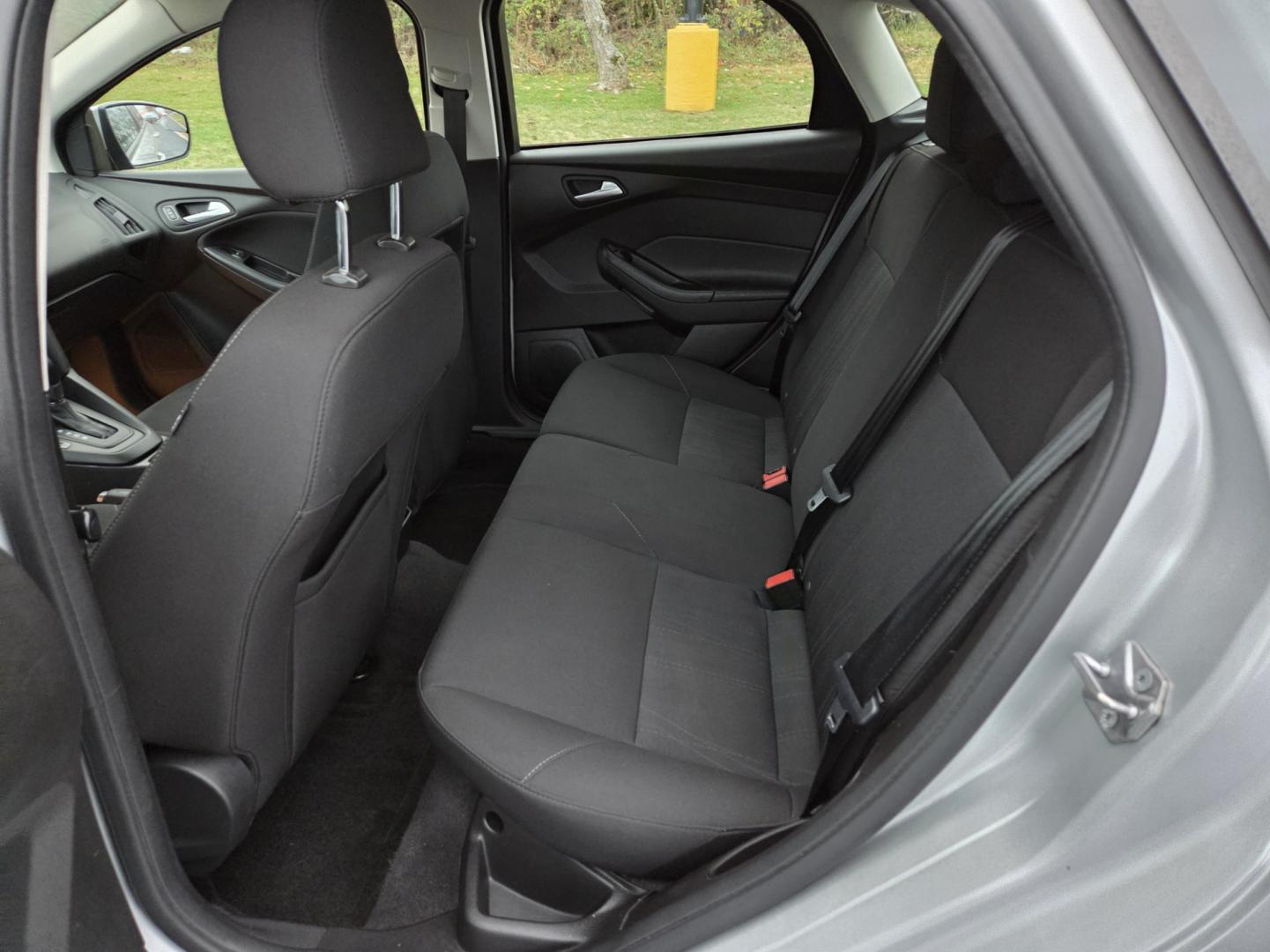 2016 SILVER /Black Ford Focus SE Hatch (1FADP3K26GL) with an 2.0L L4 DOHC 16V engine, located at 1221 Madison St., Shelbyville, TN, 37160, (931) 680-9439, 0.000000, 0.000000 - Photo#4