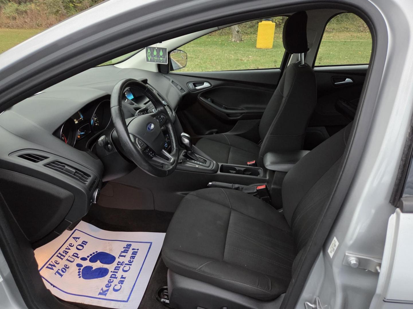 2016 SILVER /Black Ford Focus SE Hatch (1FADP3K26GL) with an 2.0L L4 DOHC 16V engine, located at 1221 Madison St., Shelbyville, TN, 37160, (931) 680-9439, 0.000000, 0.000000 - Photo#5