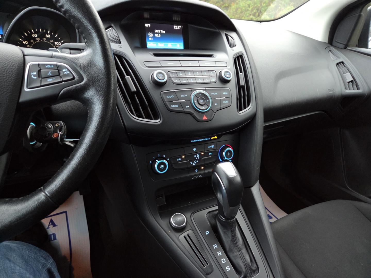 2016 SILVER /Black Ford Focus SE Hatch (1FADP3K26GL) with an 2.0L L4 DOHC 16V engine, located at 1221 Madison St., Shelbyville, TN, 37160, (931) 680-9439, 0.000000, 0.000000 - Photo#6