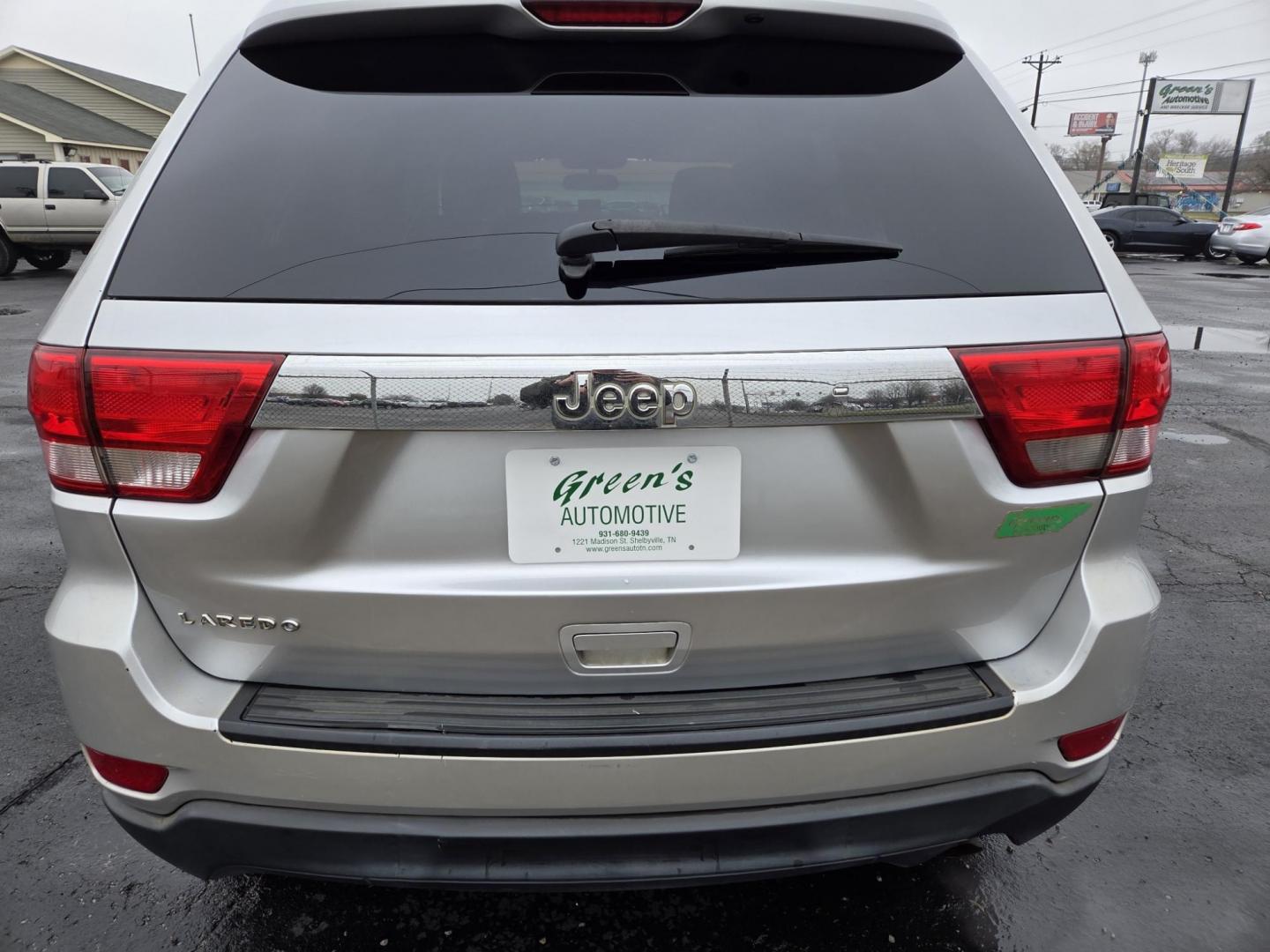 2012 SILVER /Black Jeep Grand Cherokee Laredo 2WD (1C4RJEAG7CC) with an 3.6L V6 DOHC 24V engine, 5-Speed Automatic transmission, located at 1221 Madison St., Shelbyville, TN, 37160, (931) 680-9439, 0.000000, 0.000000 - Photo#2