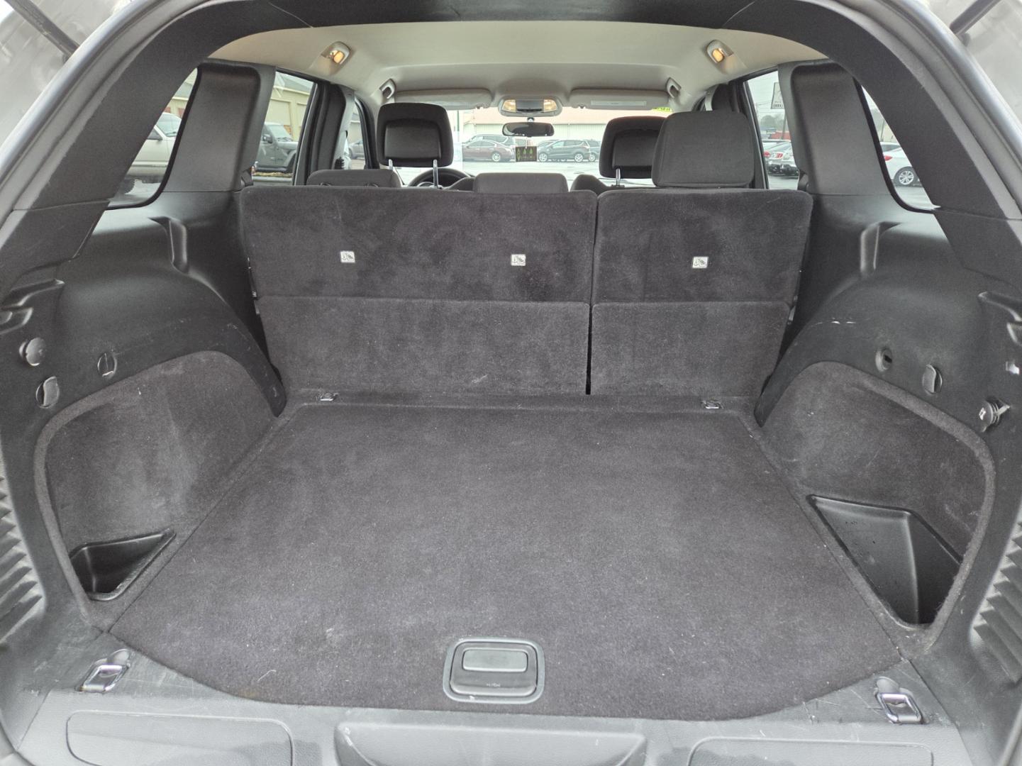 2012 SILVER /Black Jeep Grand Cherokee Laredo 2WD (1C4RJEAG7CC) with an 3.6L V6 DOHC 24V engine, 5-Speed Automatic transmission, located at 1221 Madison St., Shelbyville, TN, 37160, (931) 680-9439, 0.000000, 0.000000 - Photo#3