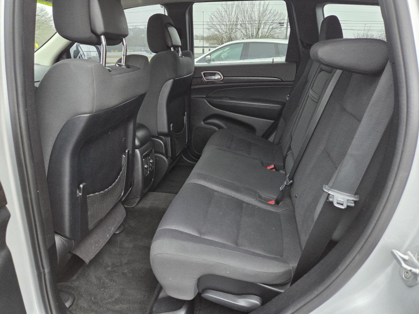 2012 SILVER /Black Jeep Grand Cherokee Laredo 2WD (1C4RJEAG7CC) with an 3.6L V6 DOHC 24V engine, 5-Speed Automatic transmission, located at 1221 Madison St., Shelbyville, TN, 37160, (931) 680-9439, 0.000000, 0.000000 - Photo#4