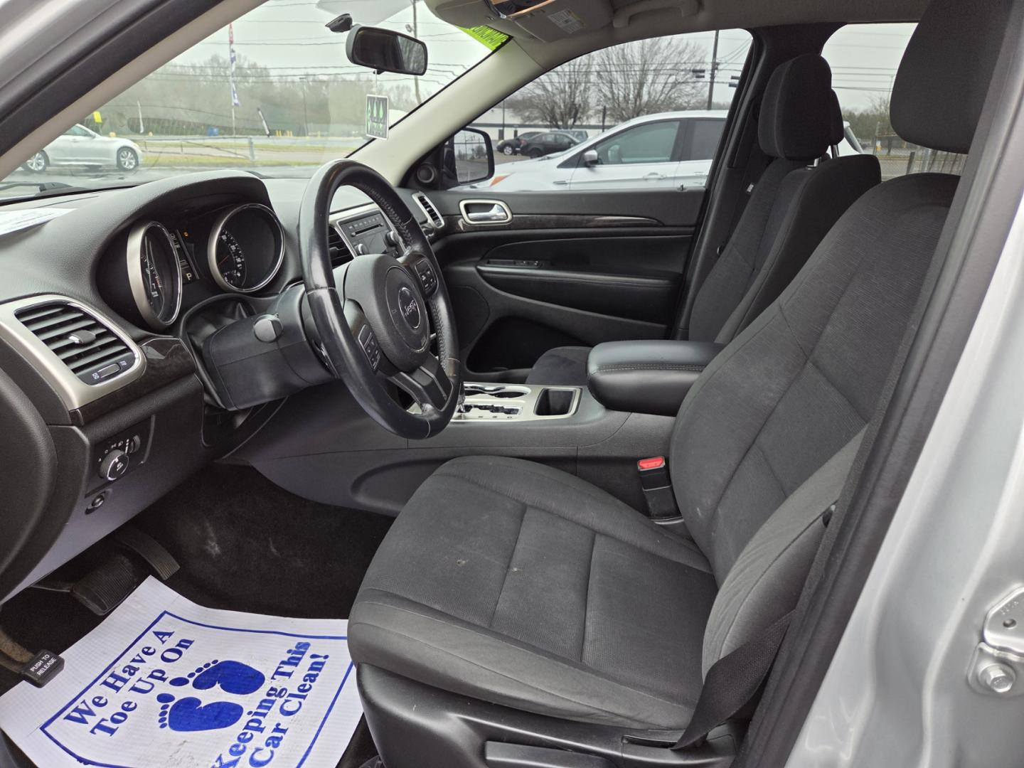 2012 SILVER /Black Jeep Grand Cherokee Laredo 2WD (1C4RJEAG7CC) with an 3.6L V6 DOHC 24V engine, 5-Speed Automatic transmission, located at 1221 Madison St., Shelbyville, TN, 37160, (931) 680-9439, 0.000000, 0.000000 - Photo#5