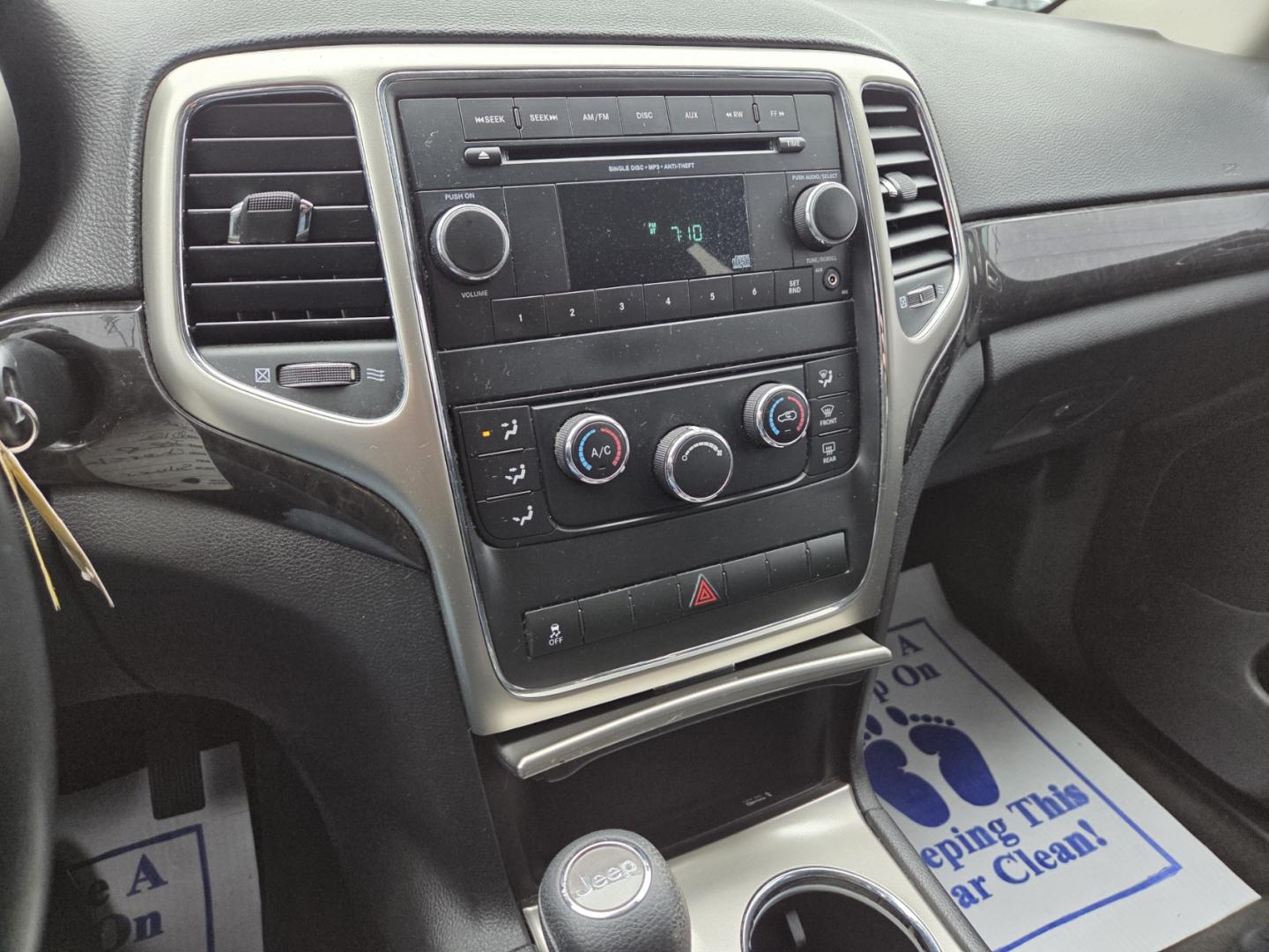 2012 SILVER /Black Jeep Grand Cherokee Laredo 2WD (1C4RJEAG7CC) with an 3.6L V6 DOHC 24V engine, 5-Speed Automatic transmission, located at 1221 Madison St., Shelbyville, TN, 37160, (931) 680-9439, 0.000000, 0.000000 - Photo#6