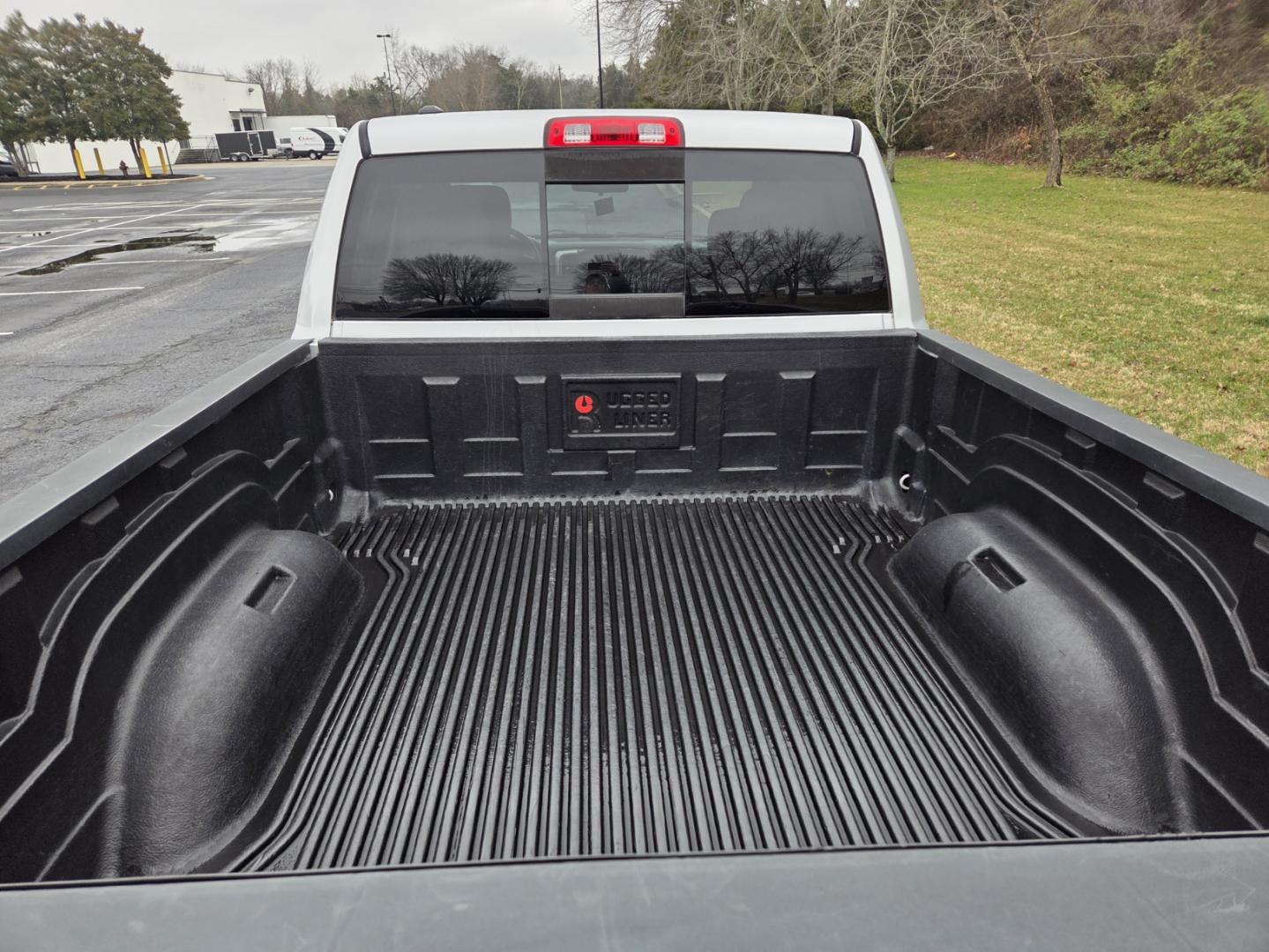 2016 SILVER /Gray RAM 1500 SLT Quad Cab 2WD (1C6RR6GT6GS) with an 5.7L V8 OHV 16V engine, 6A transmission, located at 1221 Madison St., Shelbyville, TN, 37160, (931) 680-9439, 0.000000, 0.000000 - Photo#3