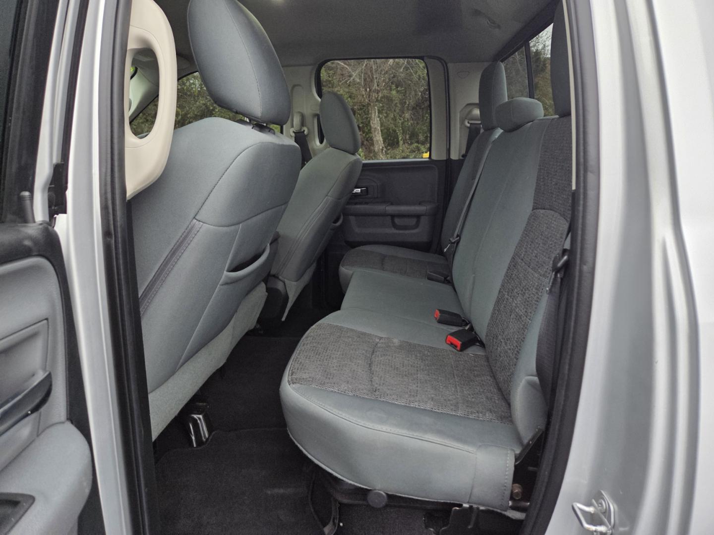 2016 SILVER /Gray RAM 1500 SLT Quad Cab 2WD (1C6RR6GT6GS) with an 5.7L V8 OHV 16V engine, 6A transmission, located at 1221 Madison St., Shelbyville, TN, 37160, (931) 680-9439, 0.000000, 0.000000 - Photo#4