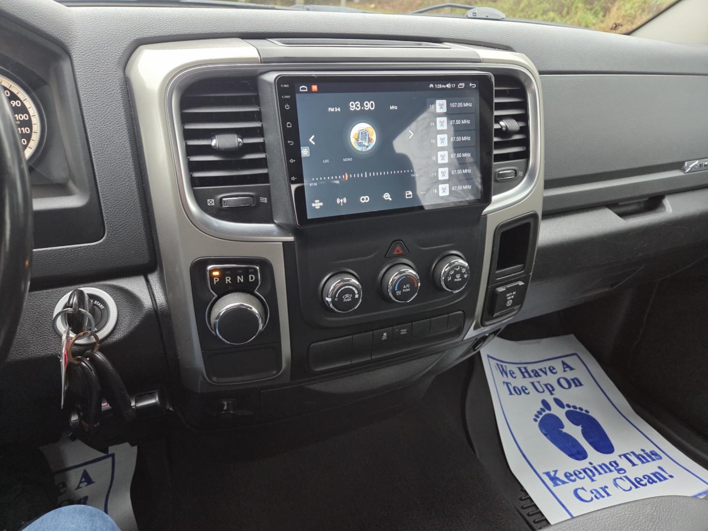 2016 SILVER /Gray RAM 1500 SLT Quad Cab 2WD (1C6RR6GT6GS) with an 5.7L V8 OHV 16V engine, 6A transmission, located at 1221 Madison St., Shelbyville, TN, 37160, (931) 680-9439, 0.000000, 0.000000 - Photo#6