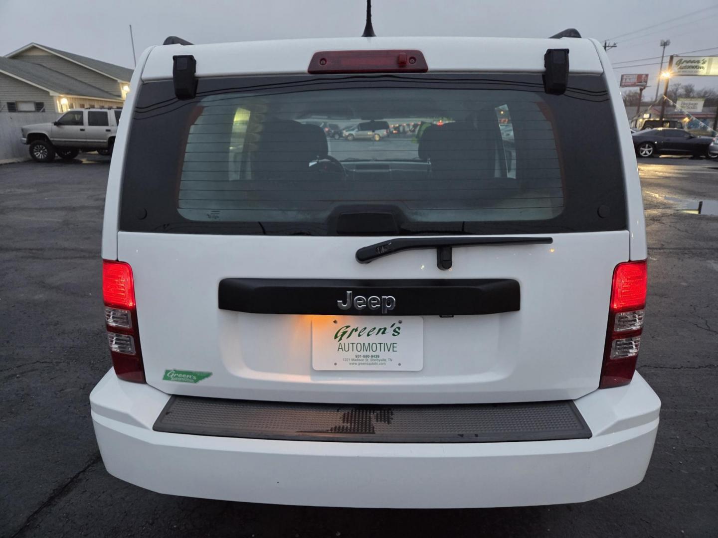 2012 WHITE /Gray Jeep Liberty Sport 2WD (1C4PJLAK9CW) with an 3.7L V6 SOHC 12V engine, 4-Speed Automatic transmission, located at 1221 Madison St., Shelbyville, TN, 37160, (931) 680-9439, 0.000000, 0.000000 - Photo#2