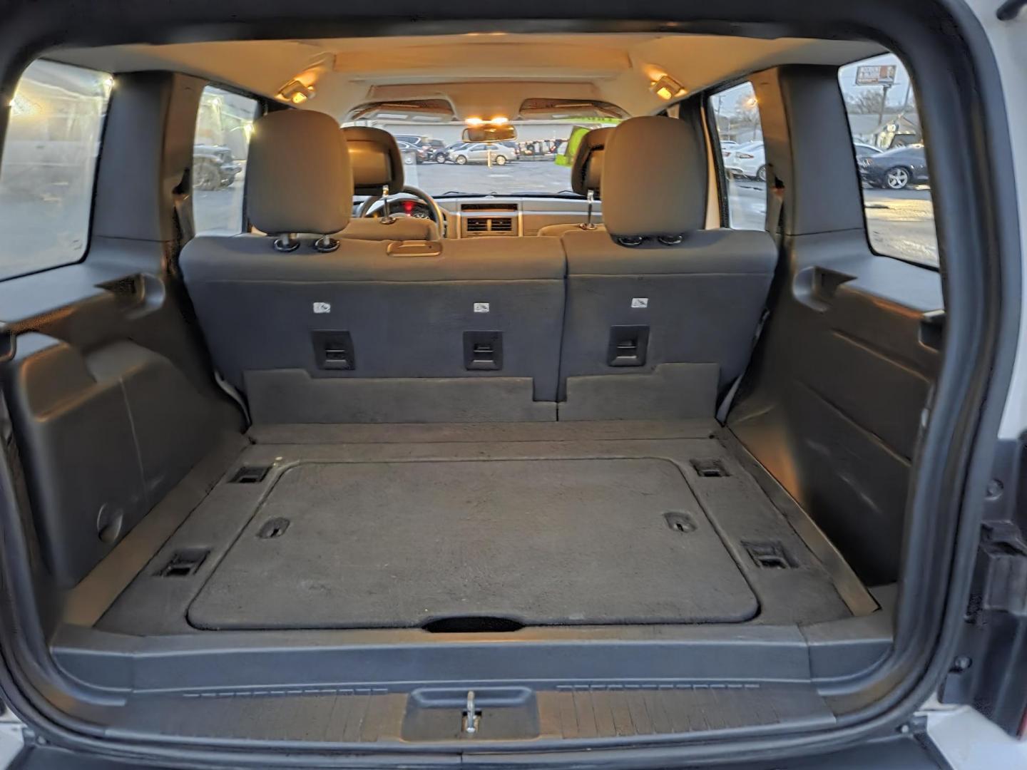 2012 WHITE /Gray Jeep Liberty Sport 2WD (1C4PJLAK9CW) with an 3.7L V6 SOHC 12V engine, 4-Speed Automatic transmission, located at 1221 Madison St., Shelbyville, TN, 37160, (931) 680-9439, 0.000000, 0.000000 - Photo#3